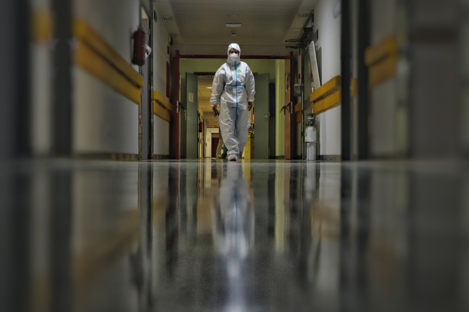 Un sanitario por un pasillo del Reina Sofía.