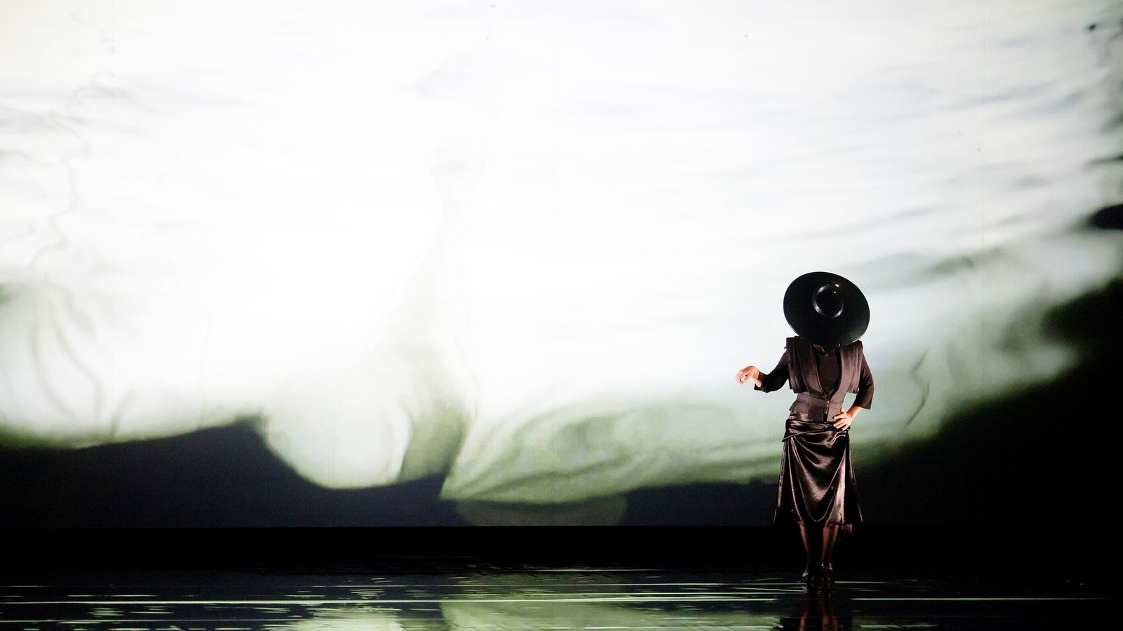 La malagueña Rocío Molina, en uno de los momentos de 'Al fondo riela' en el Falla.