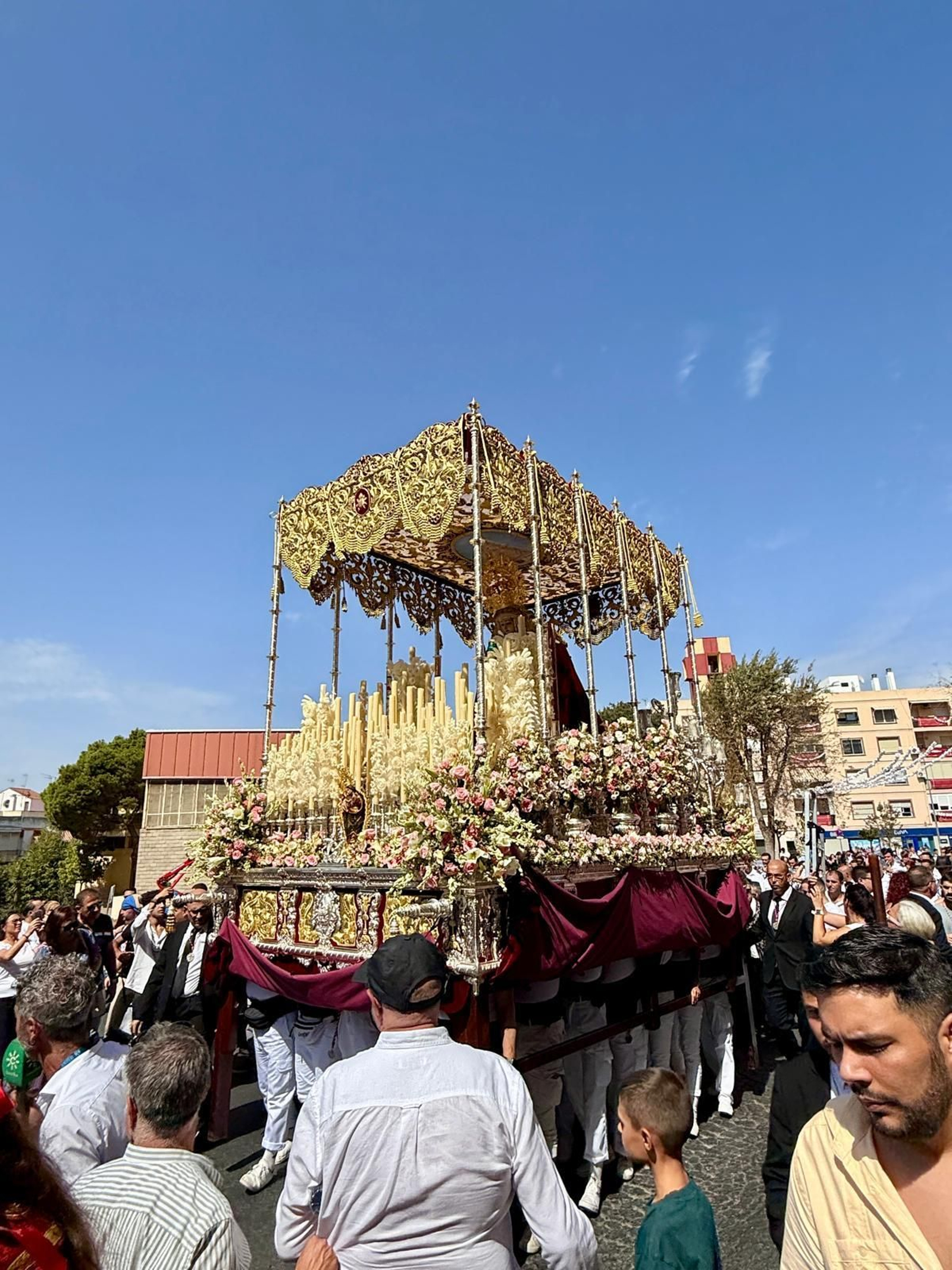 Imágenes de la salida de Nuestra Señora de los Dolores en la Magna Mariana de Huelva