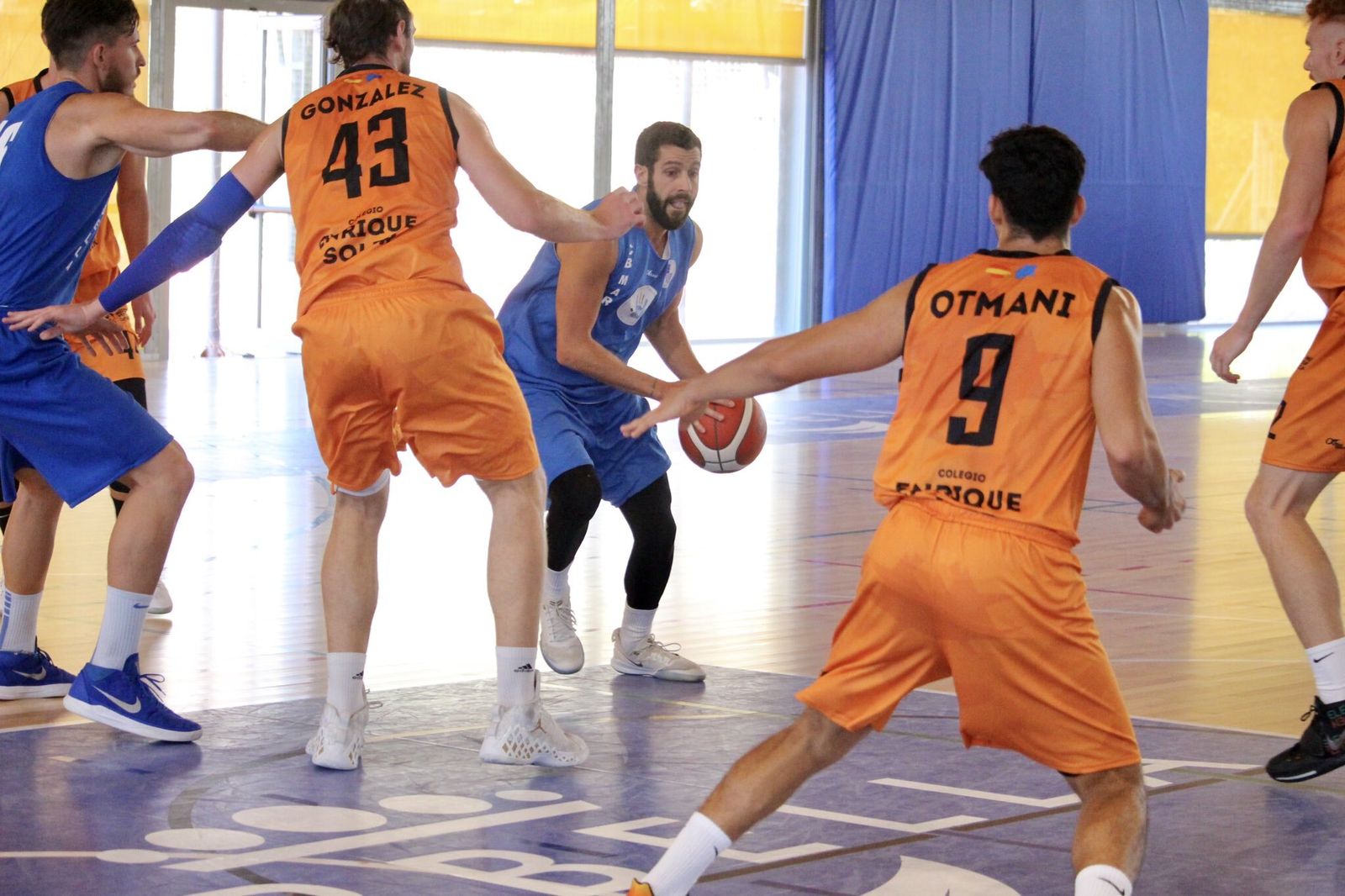 Lance del partido entre el Marbella y el Melilla.