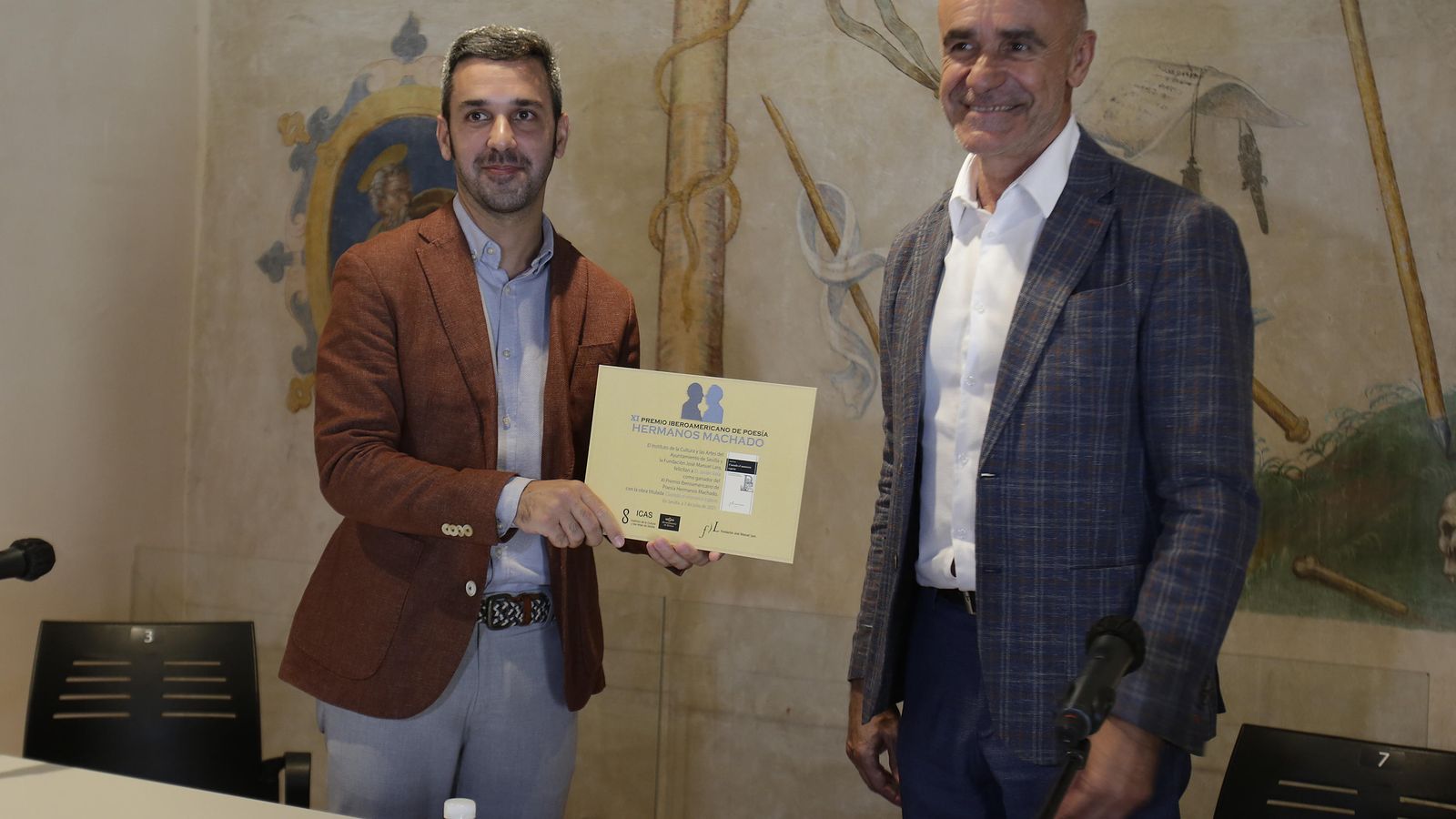 Javier Vela recibe el diploma del premio de manos de Antonio Muñoz.