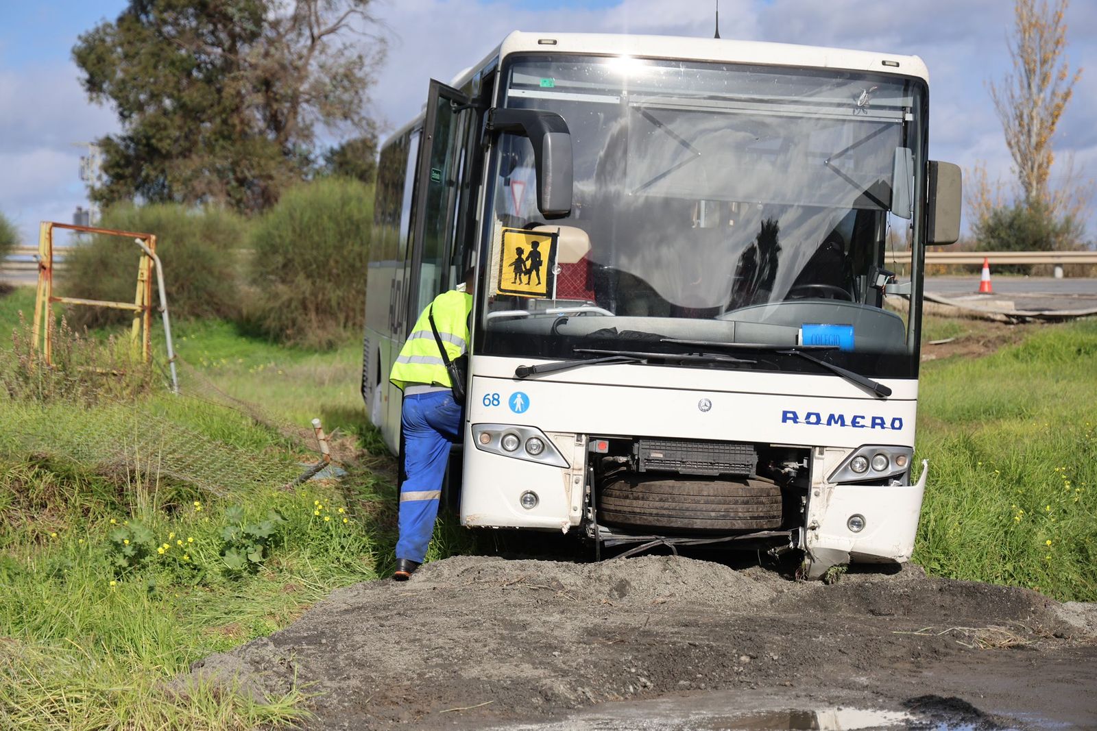 El accidente entre un autobús escolar y un camión en Gibraleón este jueves en imágenes