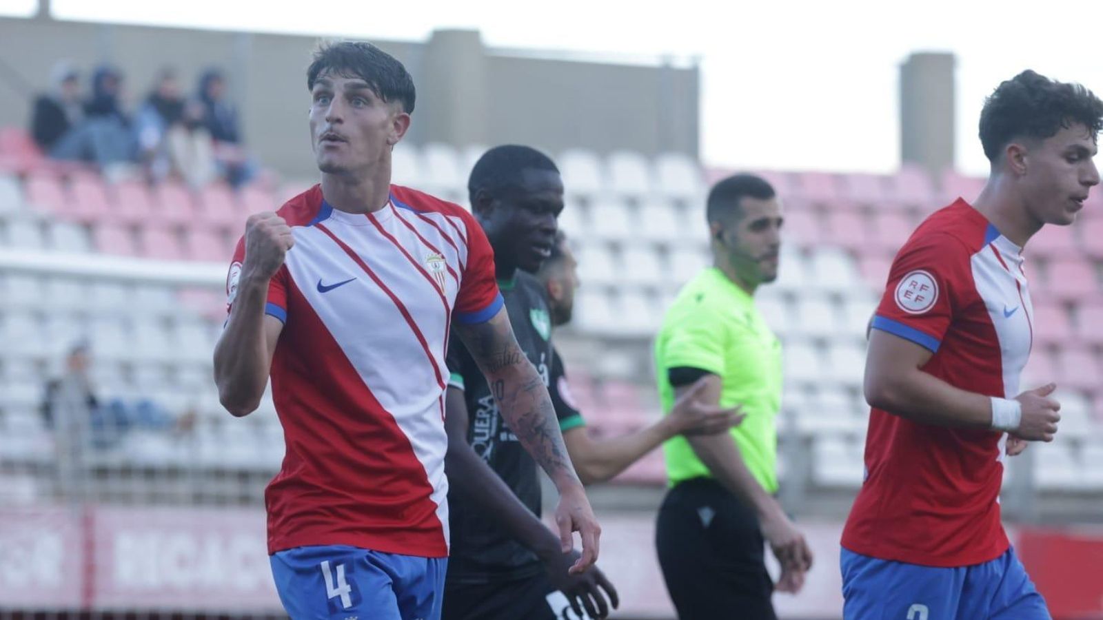 Lautaro cierra el puño para celebrar su gol con el Algeciras al Antequera. Lautaro cierra el puño para celebrar su gol con el Algeciras al Antequera.