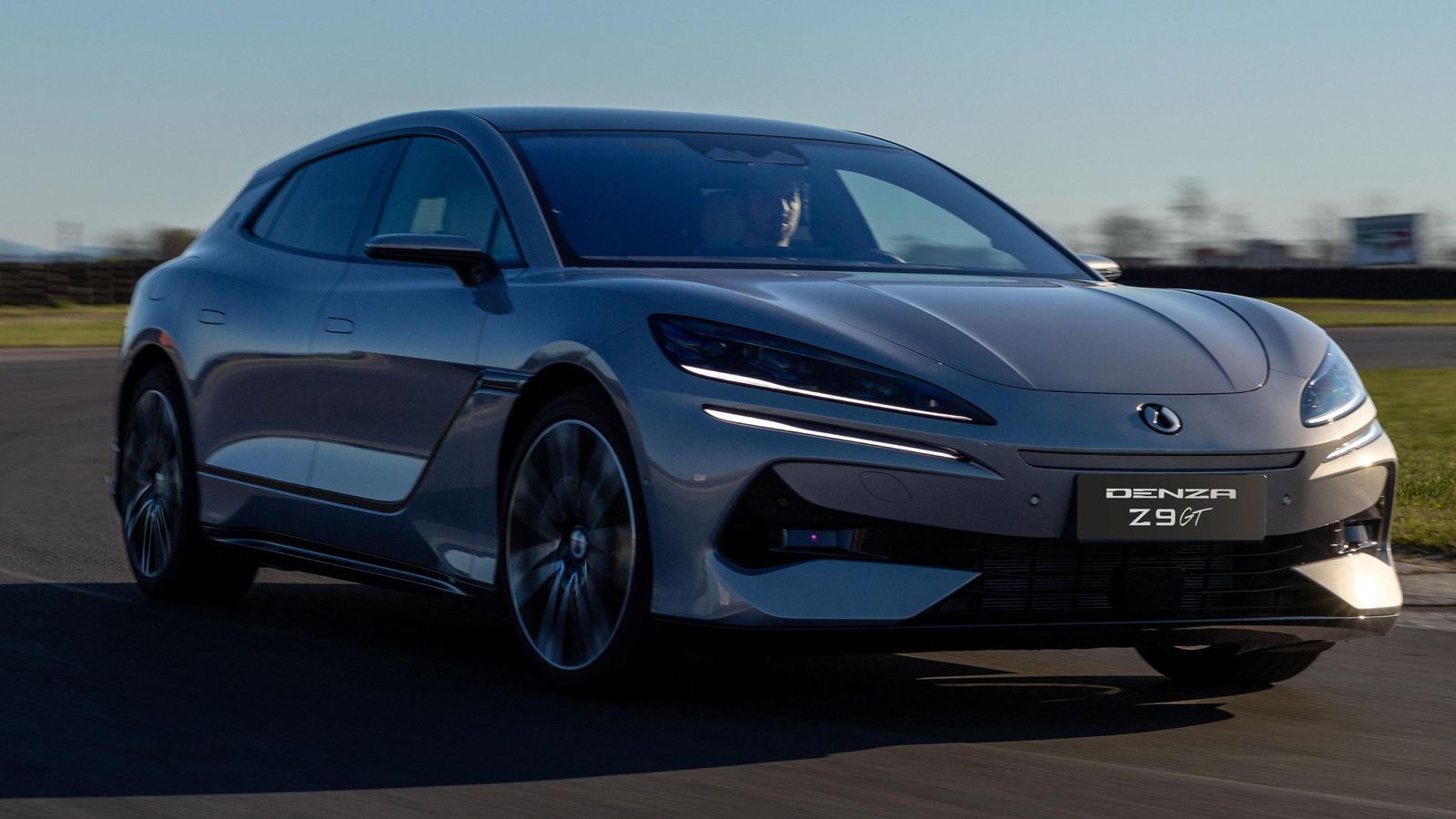 Para su desarrollo técnico, DENZA cuenta con el apoyo del departamento de desarrollo de BYD, compuesto por más de 120.000 ingenieros.