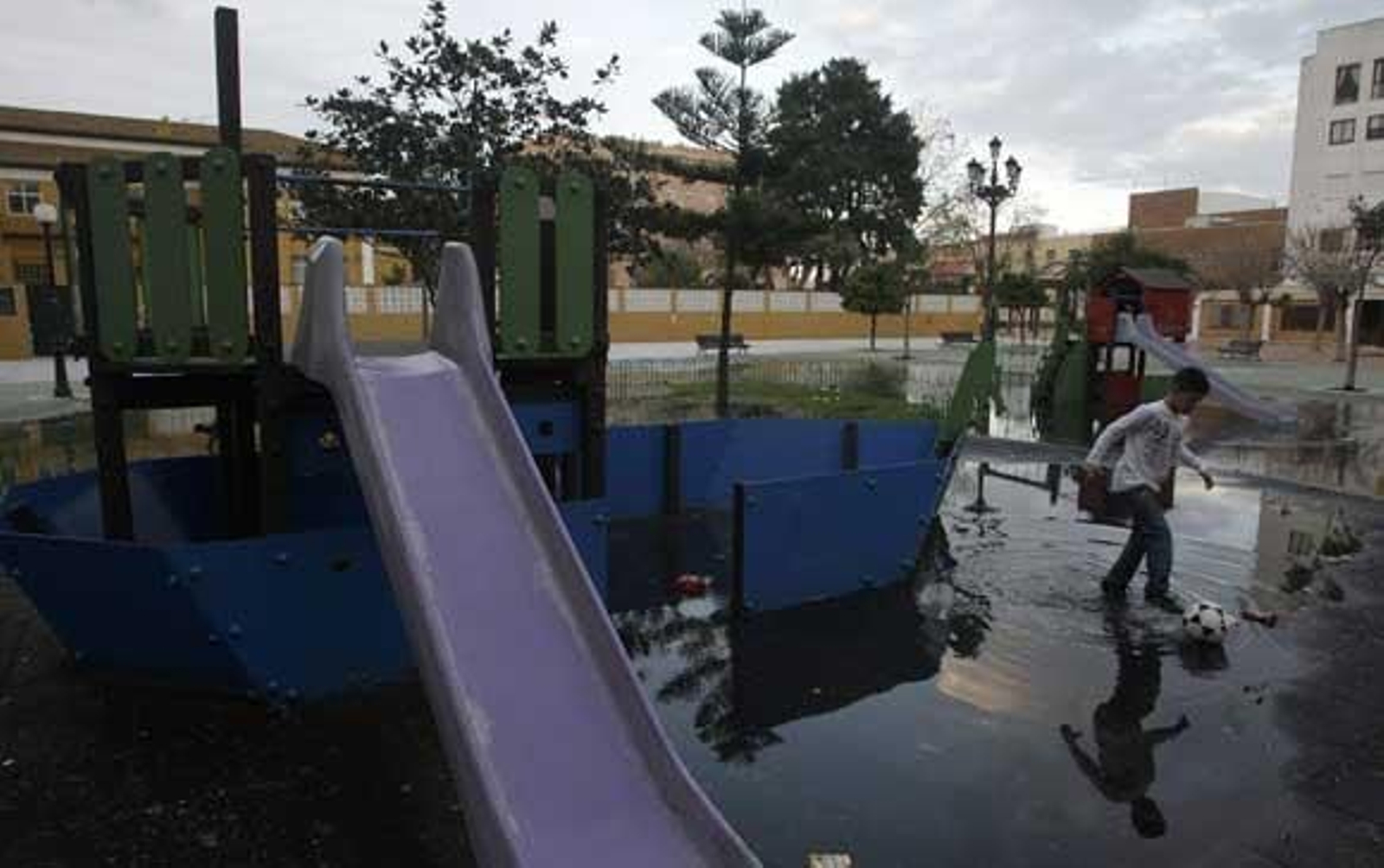 Las fuertes lluvias provocaron numerosas incidencias y un reguero de daños en muchas poblaciones de la comarca

Foto: Fotos Vanessa Perez-Erasmo Fenoy