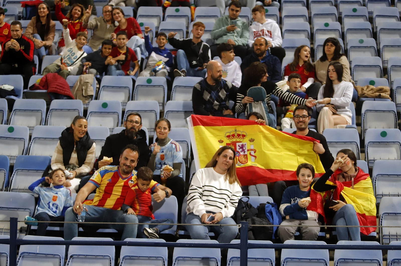 Gran ambiente para ver la selección española sub-21 en Huelva