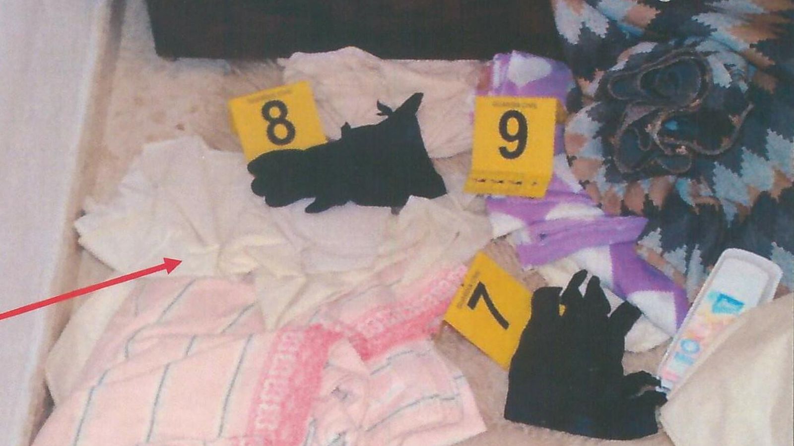 Guantes abandonados por los asaltantes en la escena del crimen.