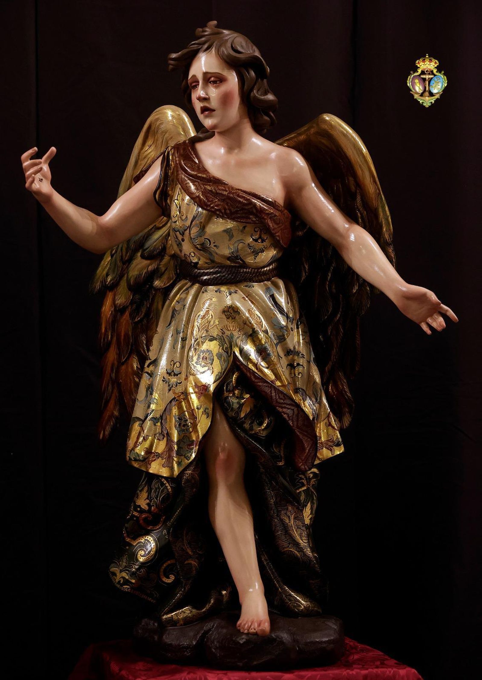 Uno de los Ángeles ceriferarios tallados por Lourdes Hernández