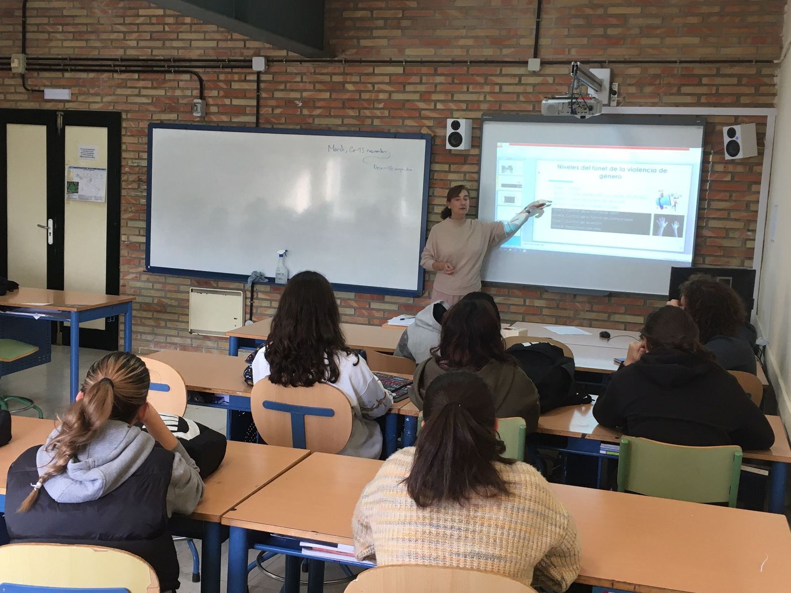 Alumnos del IES Pintor Pedro Gómez de Huelva asisten a uno de los talleres sobre prevención de violencia de género