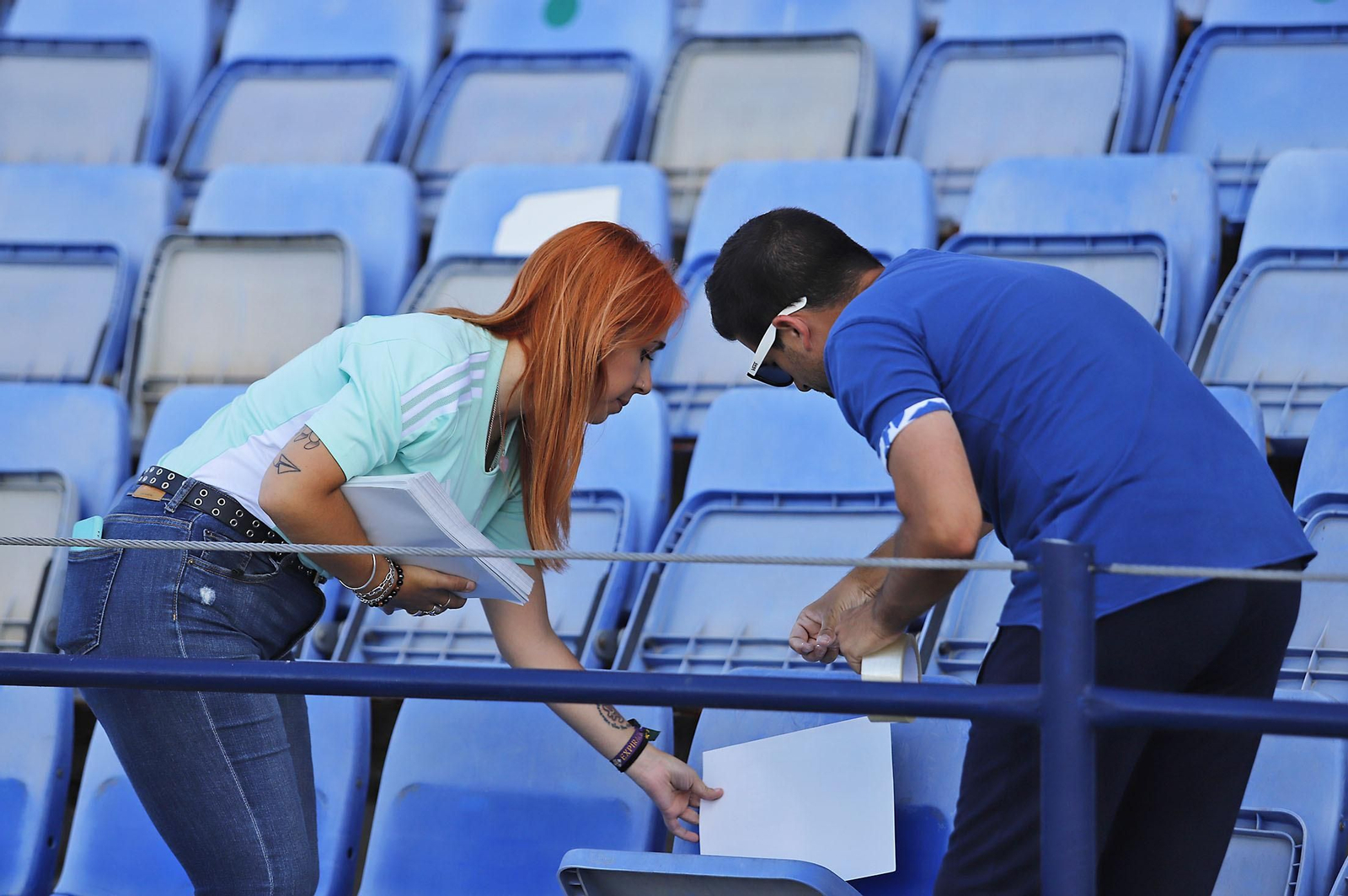 Los aficionados preparan el mosaico del partido del ascenso Recreativo de Huelva-Cacereño