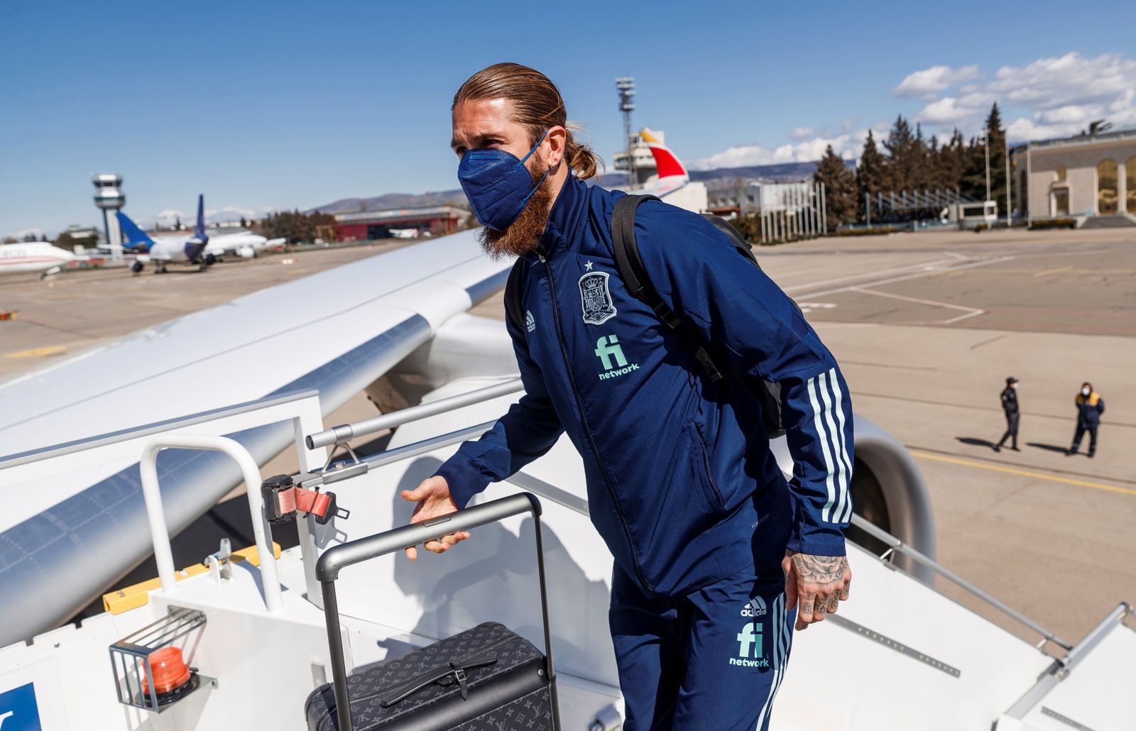 El camero Sergio Ramos, en el momento de subirse al avión en Georgia con destino a Sevilla.