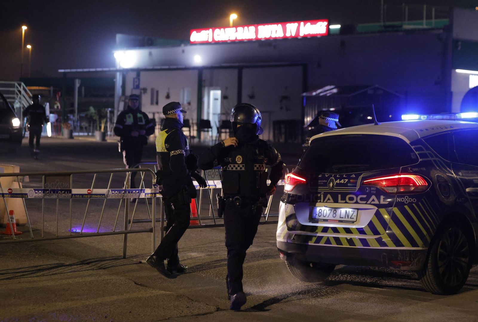 El derribo de la gasolinera de Alcosa, todas las fotos
