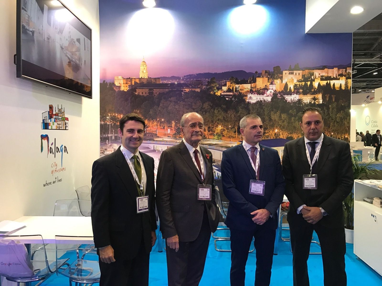 De la Torre y Andrade, en el centro de la imagen.