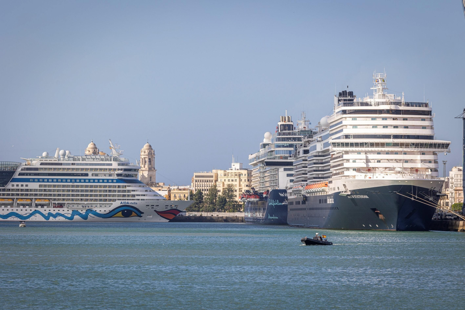 Imágenes de Cádiz con los turistas llegados a Cádiz a bordo de cinco cruceros