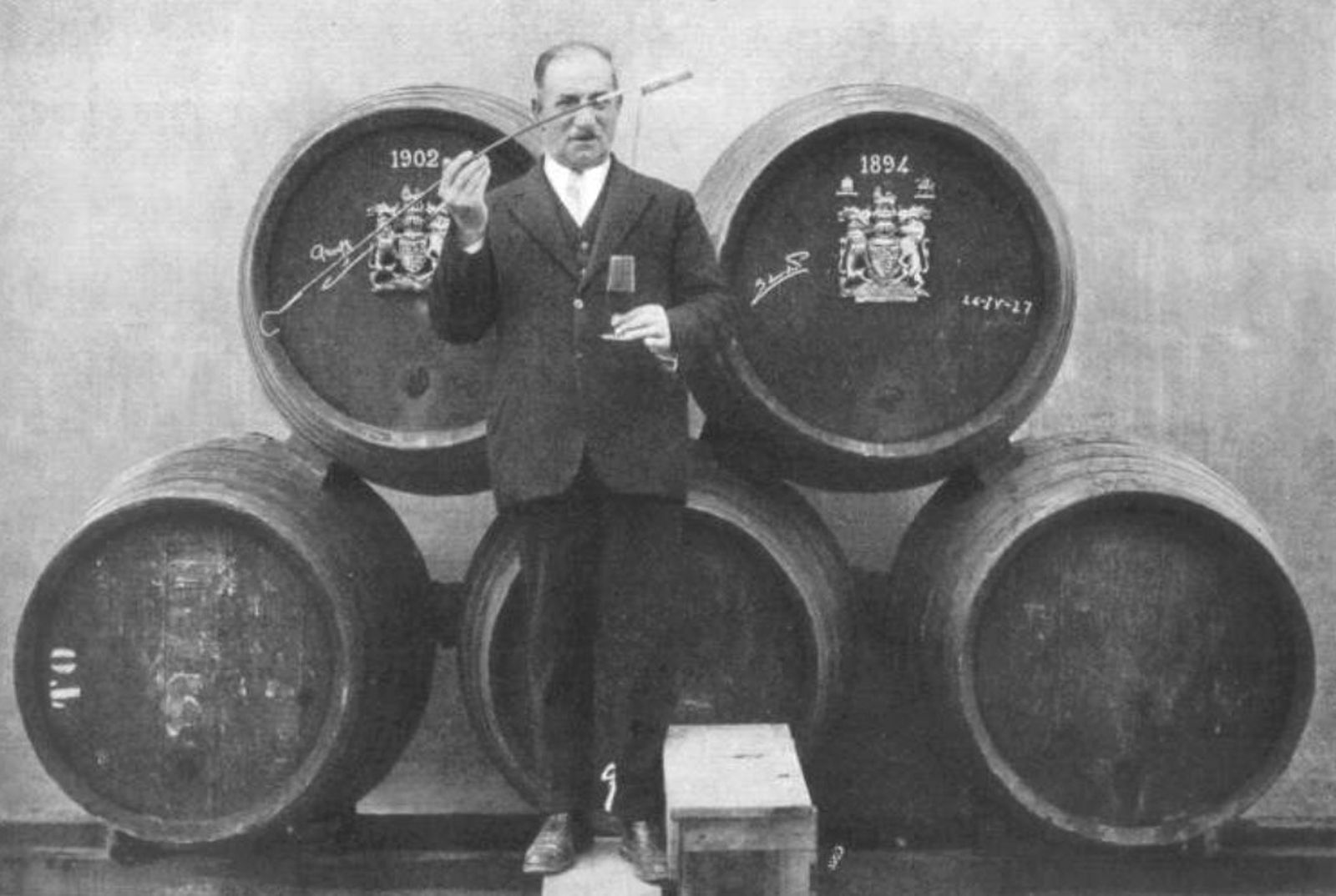 Venenciador junto a las botas ‘reales’ de González Byass, del libro ‘Old Sherry’ (1935).