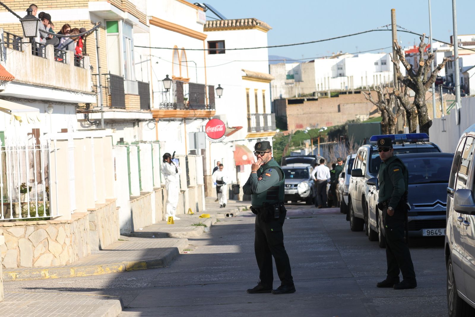 Efectivos de la Guardia Civil, ayer en la calle de Paterna en la que ocurrieron los hechos.