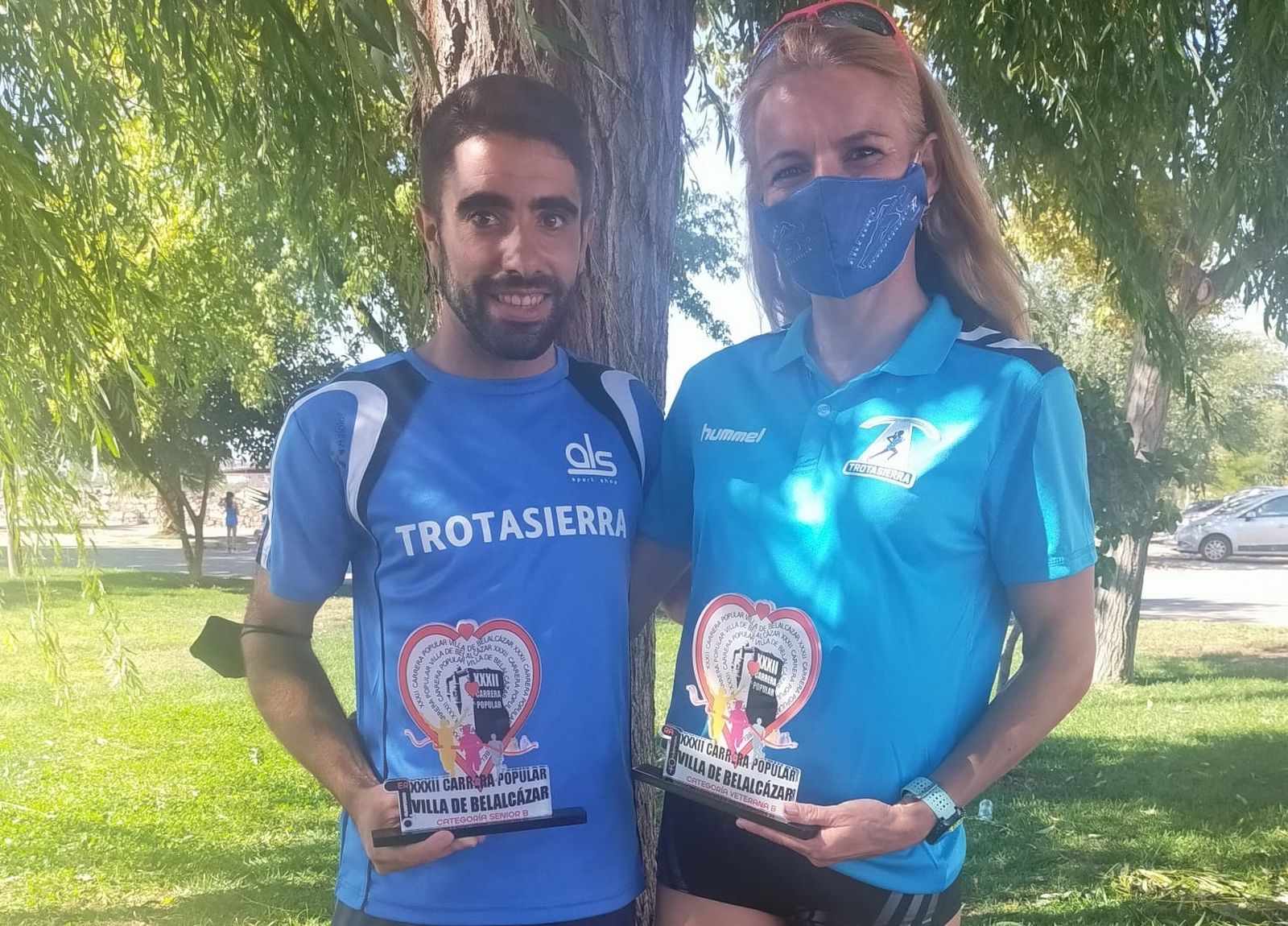 Jaime Fernández y Raquel Hernández posan tras su victoria en Belalcázar.