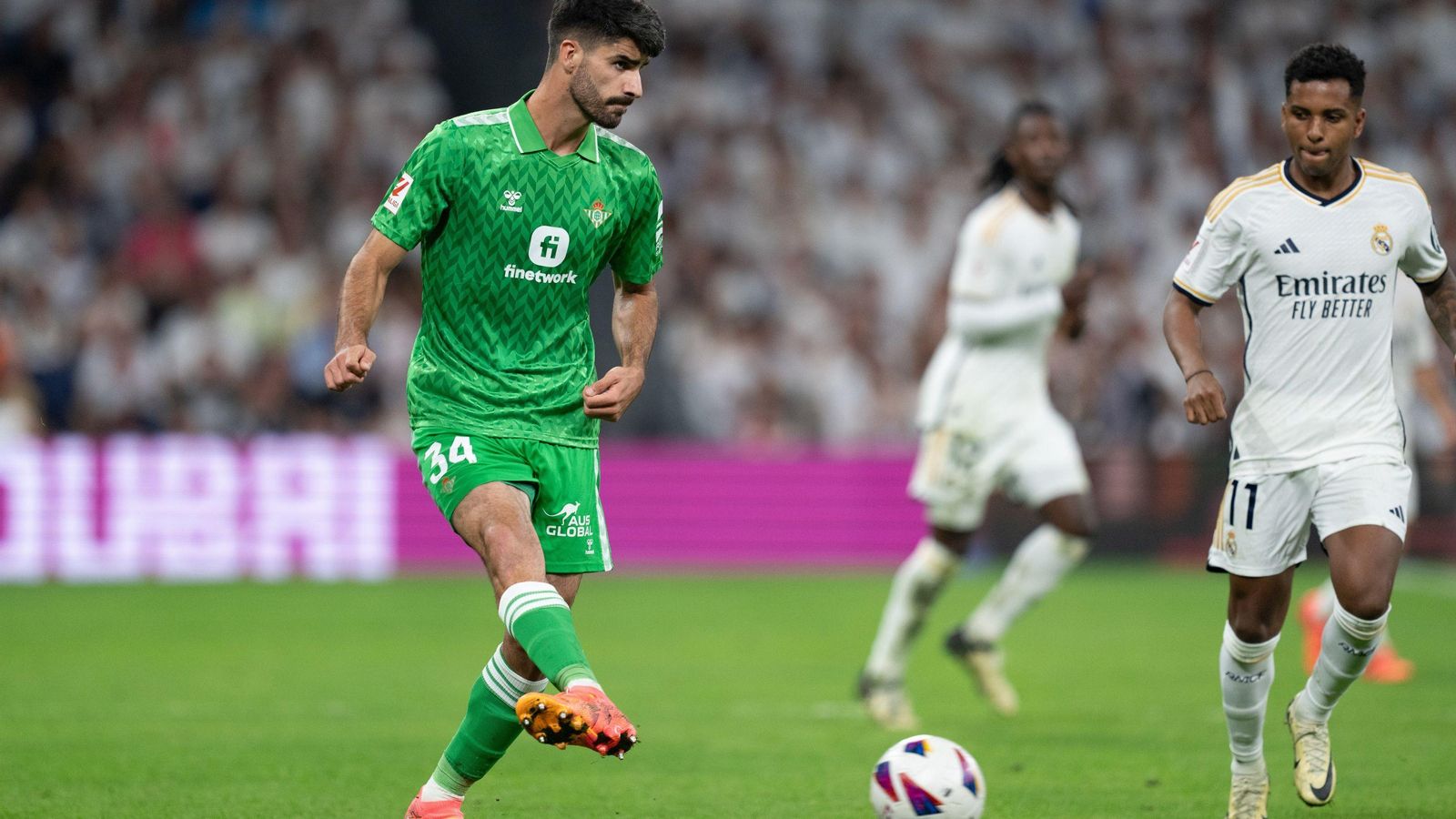 Visus da un paso a un compañero ante Rodrygo.