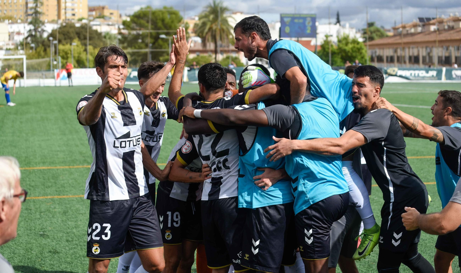 Partido entre el Tomares y la Real Balompédica Linense