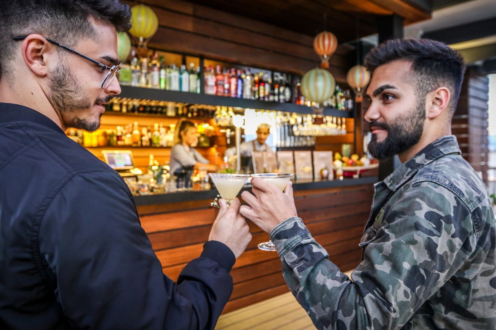Dos personas brindan con un cóctel en el bar The Top