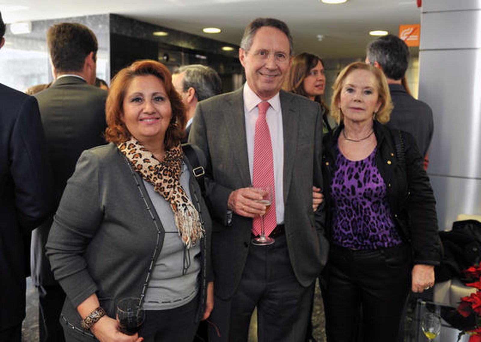 Los hermanos del presidente de Ayesa, Mercedes y Fernando Manzanares, junto a la esposa de José Luis Manzanares, Ana María Abasolo.

Foto: Juan Carlos Vázquez