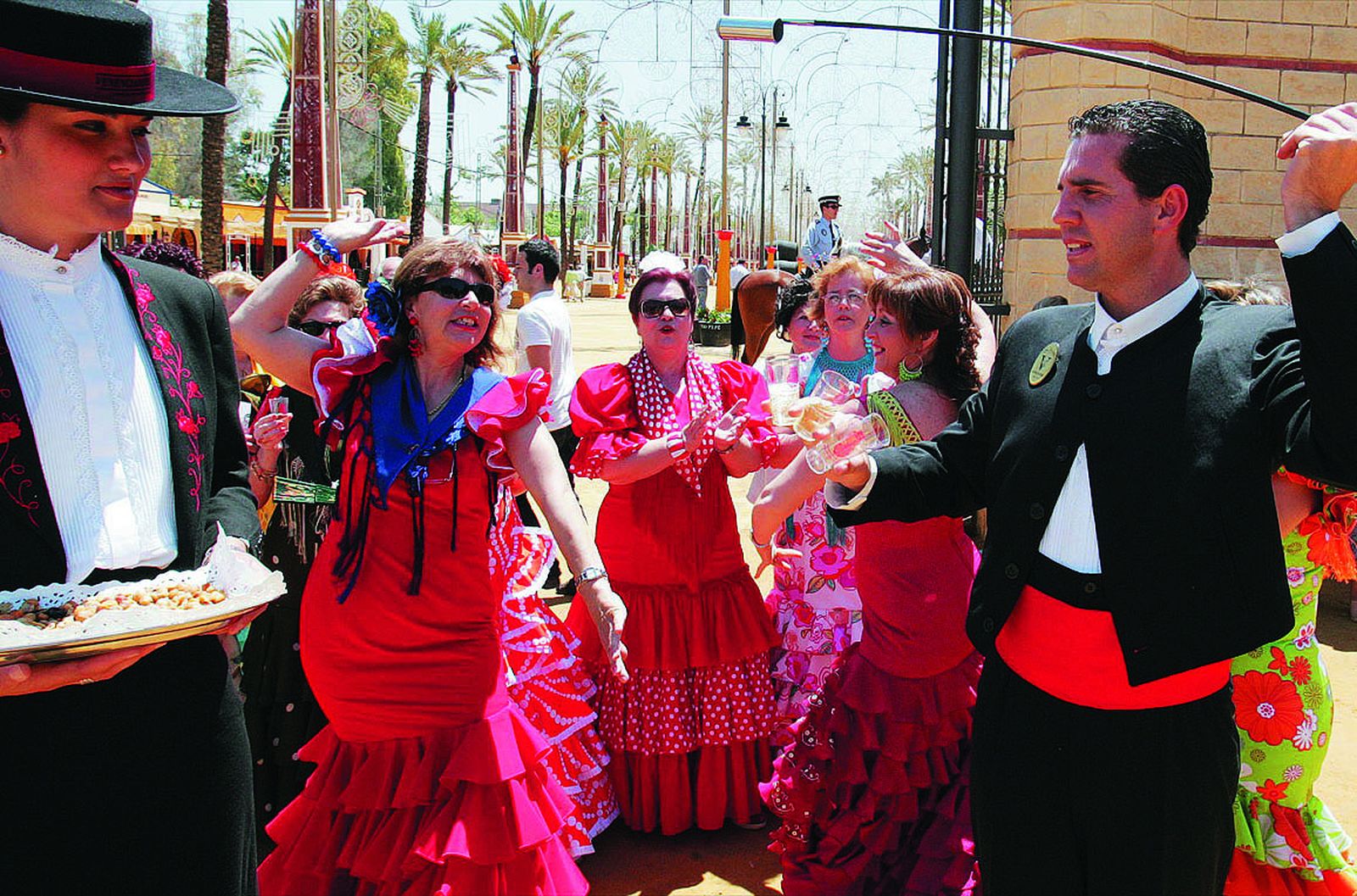 Un venenciador, ofreciendo vino en uno de los accesos de la feria en una edición anterior.