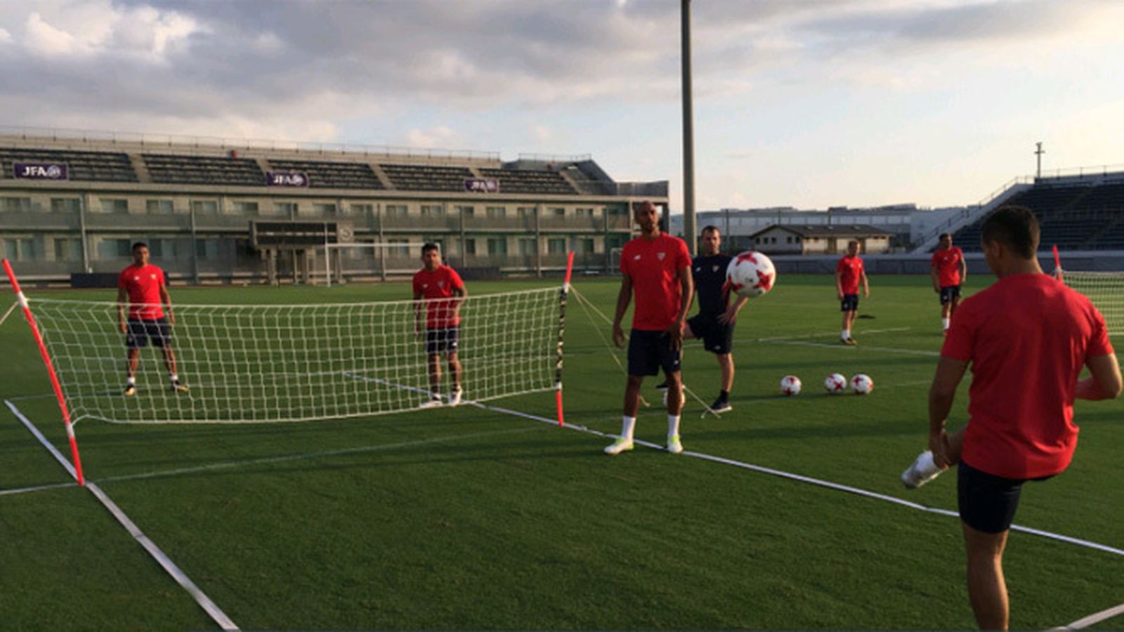 Entrenamiento del Sevilla en el complejo deportivo de J Green Saka.