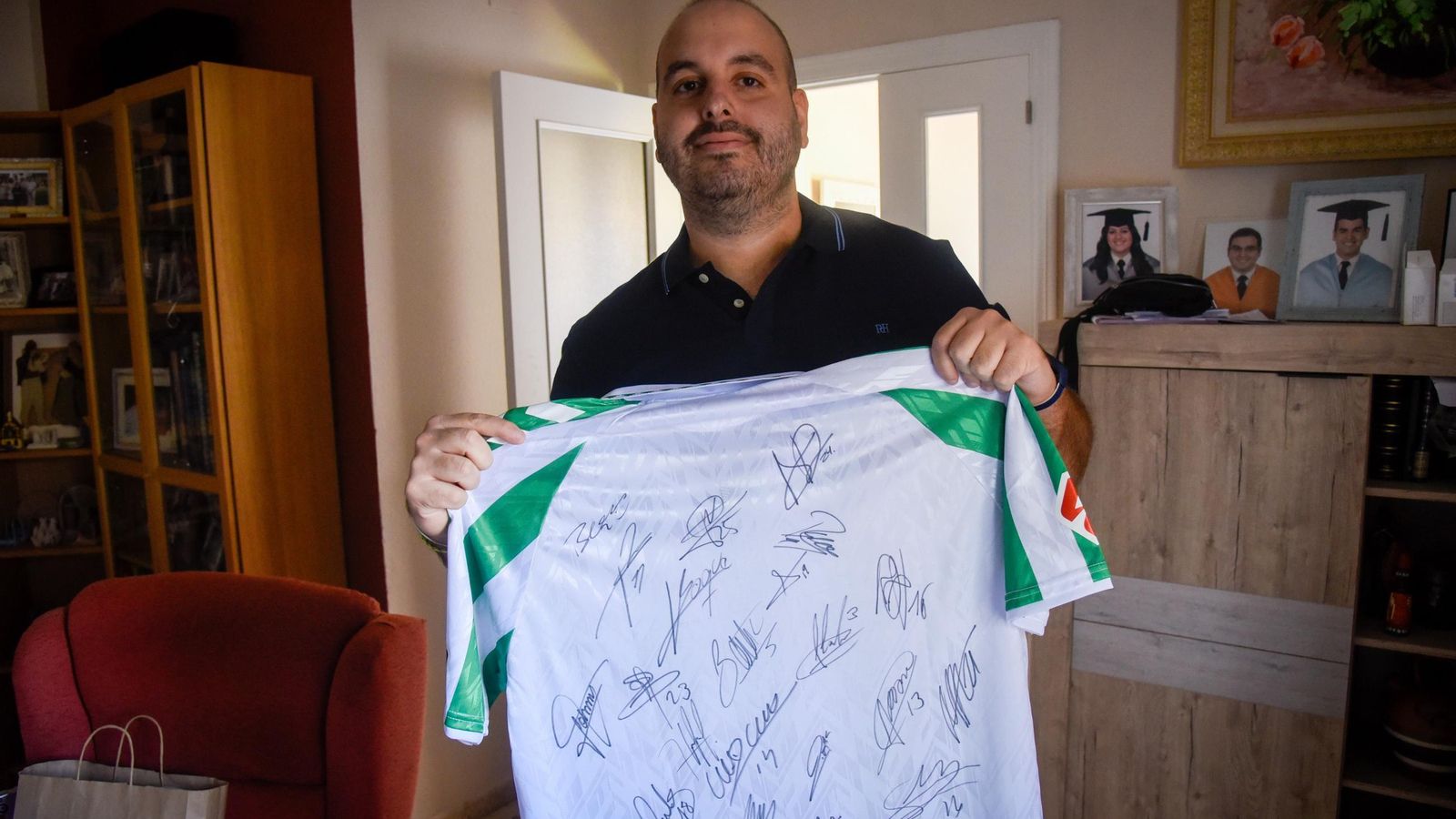 Ismael con su camiseta firmada