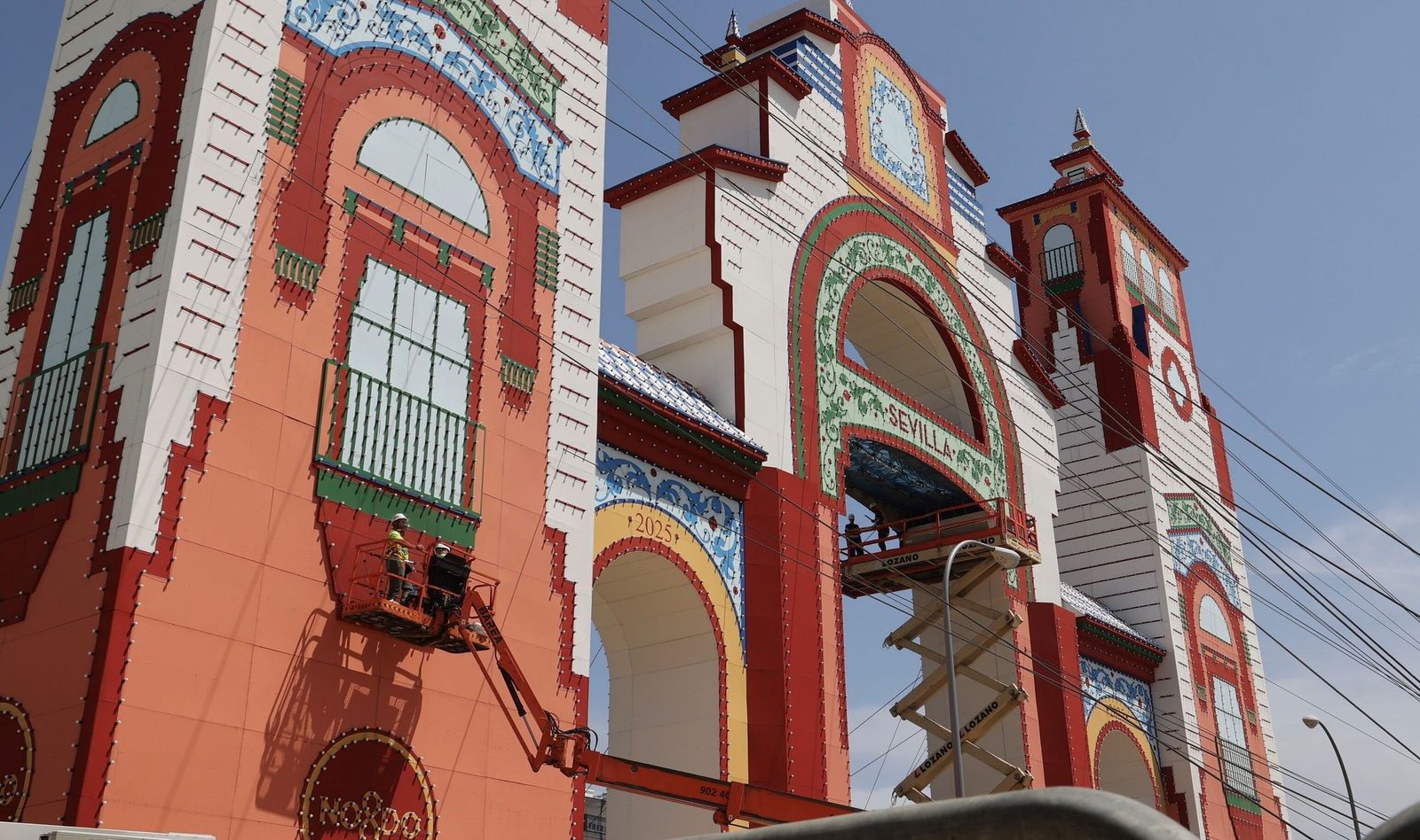 El montaje de la Portada de la Feria de 2025.