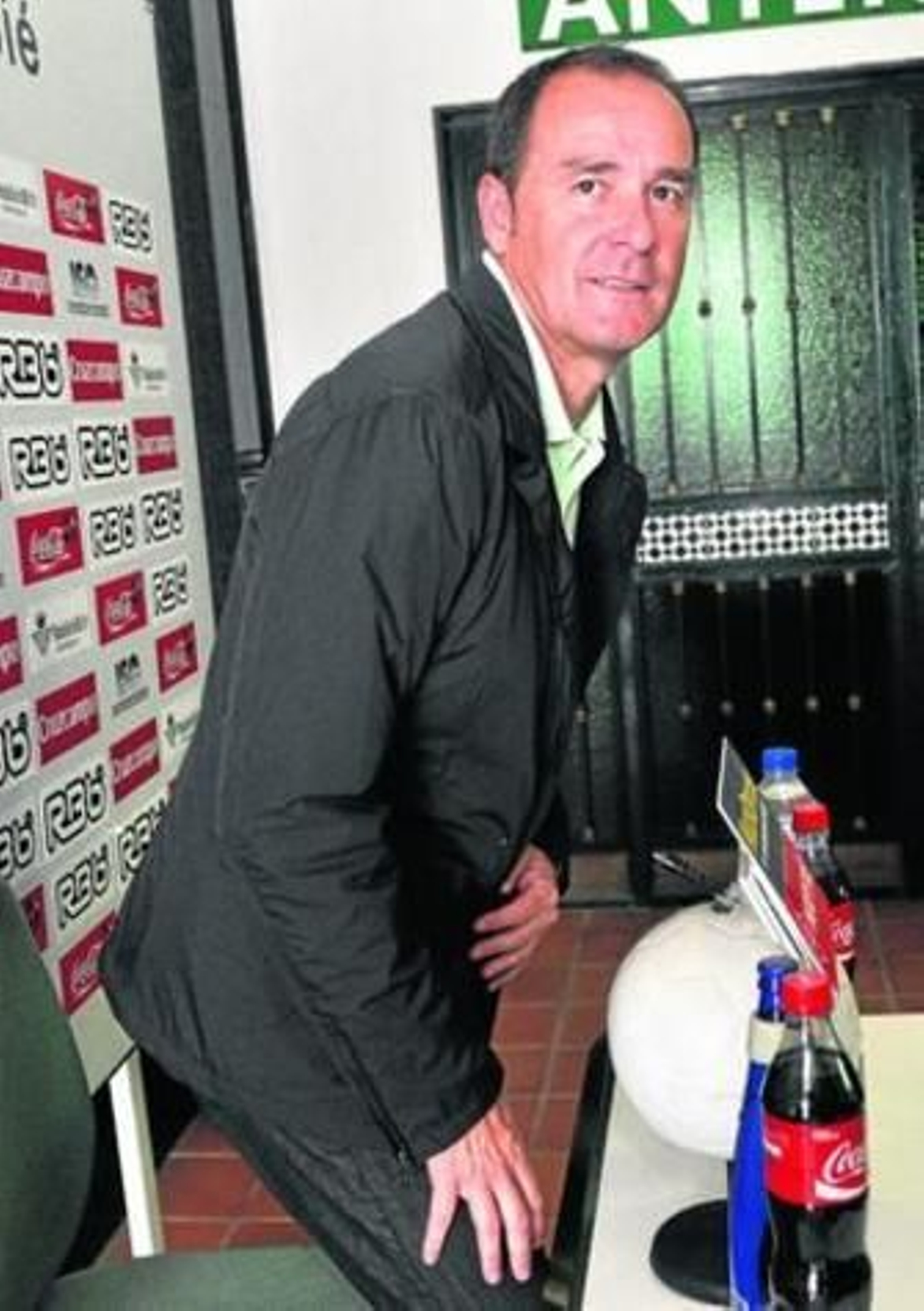 Víctor Fernández se dispone a sentarse antes de la rueda de prensa de ayer.