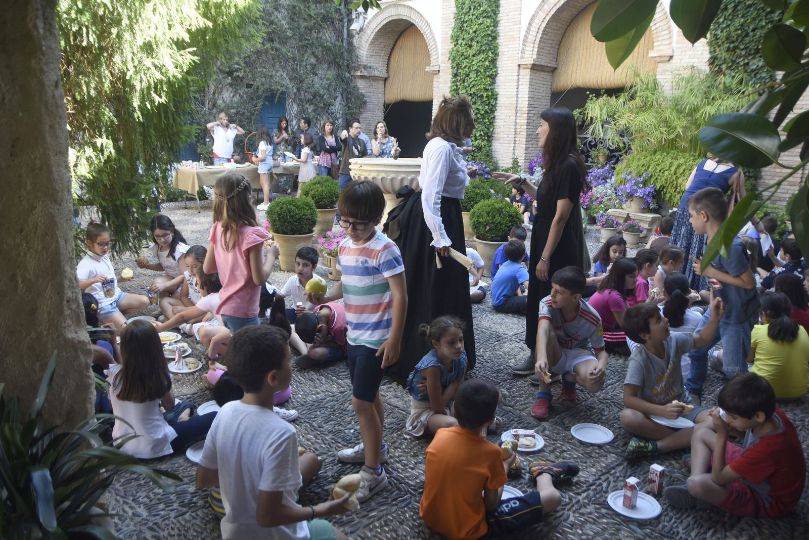 Varios niños, durante una actividad en el Palacio de Viana.