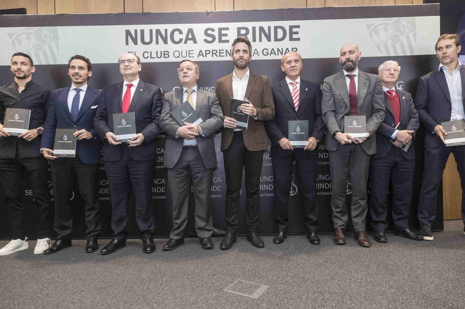 Foto de familia del Sevilla, en la nueva paz social, por la presentación del libro 'Nunca se rinde'.