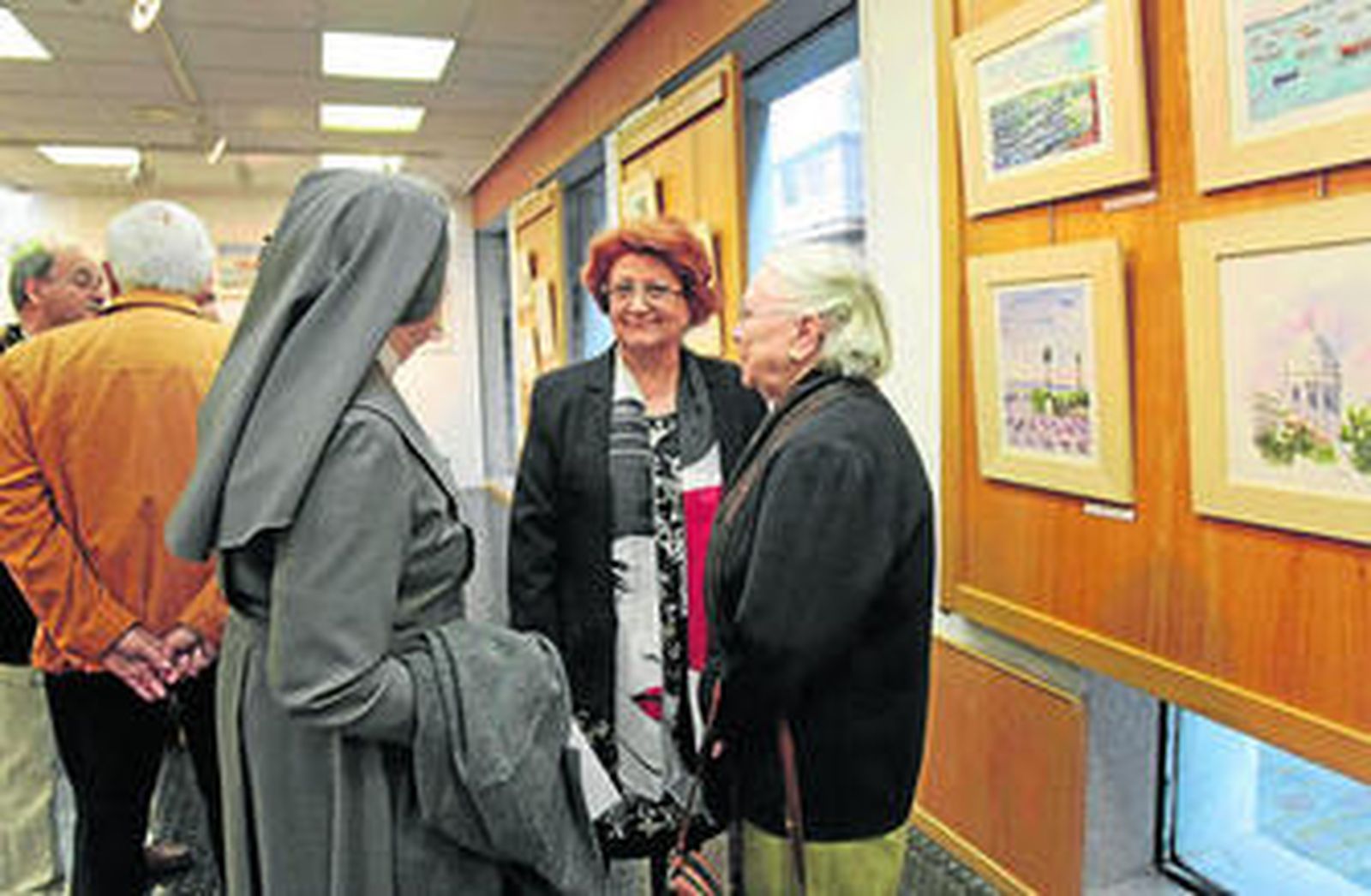 Pina Mata, en el centro de la imagen, durante la inauguración de ayer tarde en El Palillero.