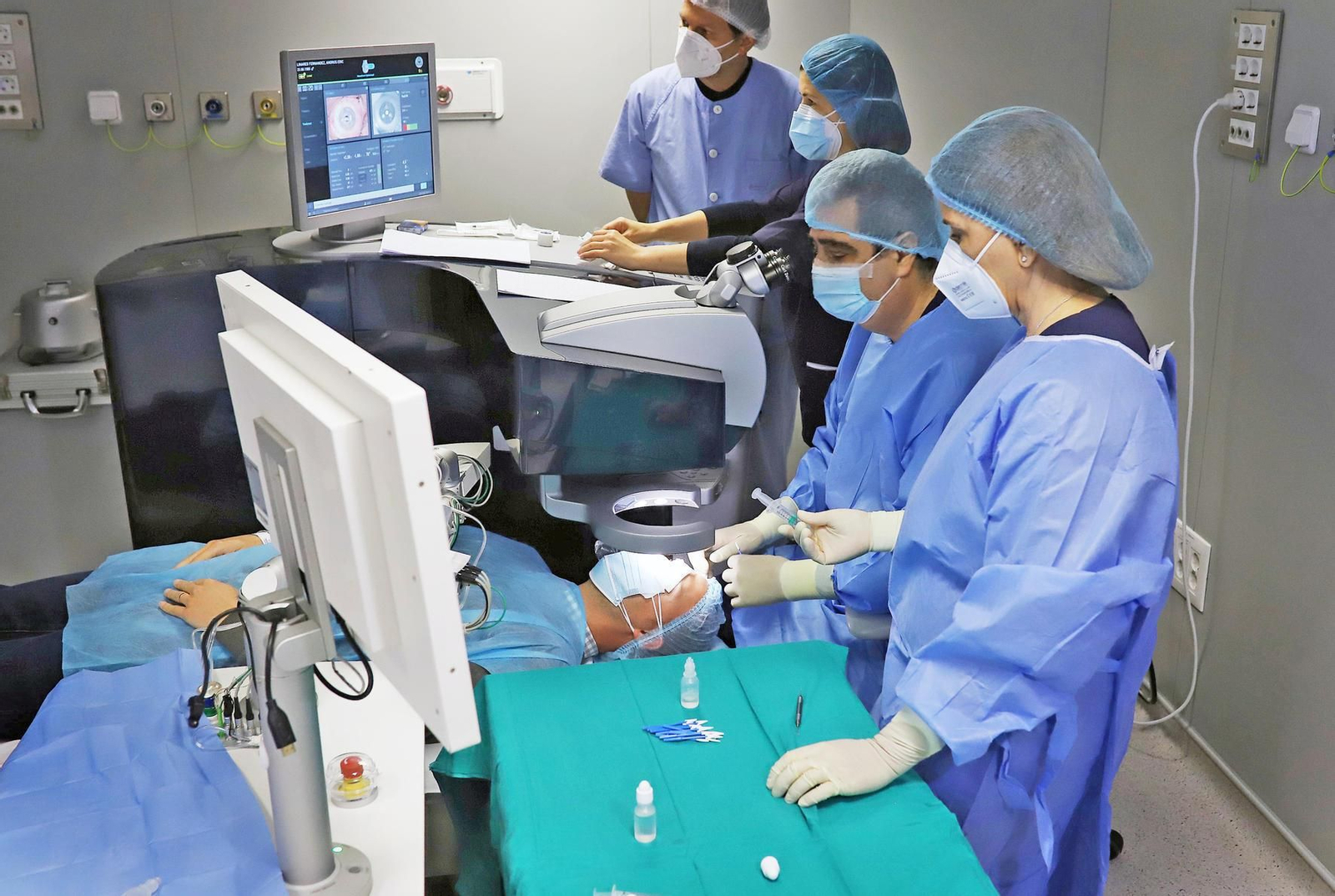 El doctor Ruiz Mesa en quirófano.