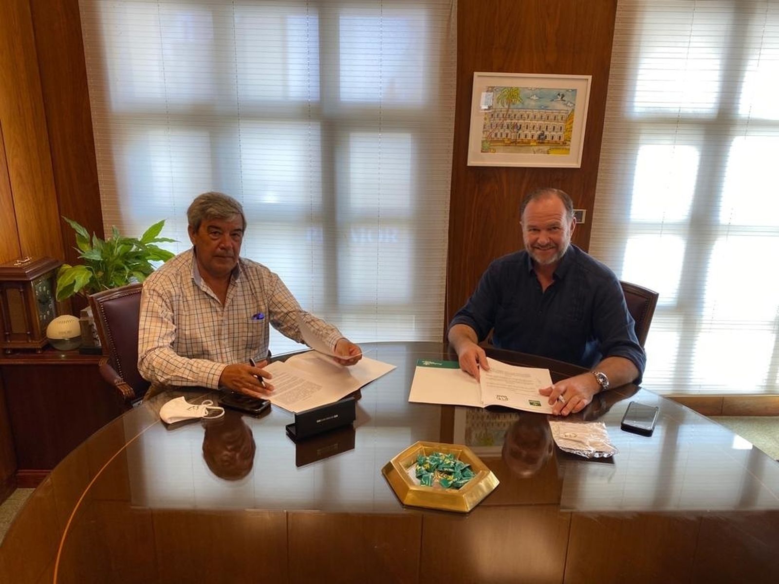 Los presidentes de Ovipor y de la Fundación Caja Rural de Sur, Agustín Damián González Sánchez y José Luis García-Palacios.