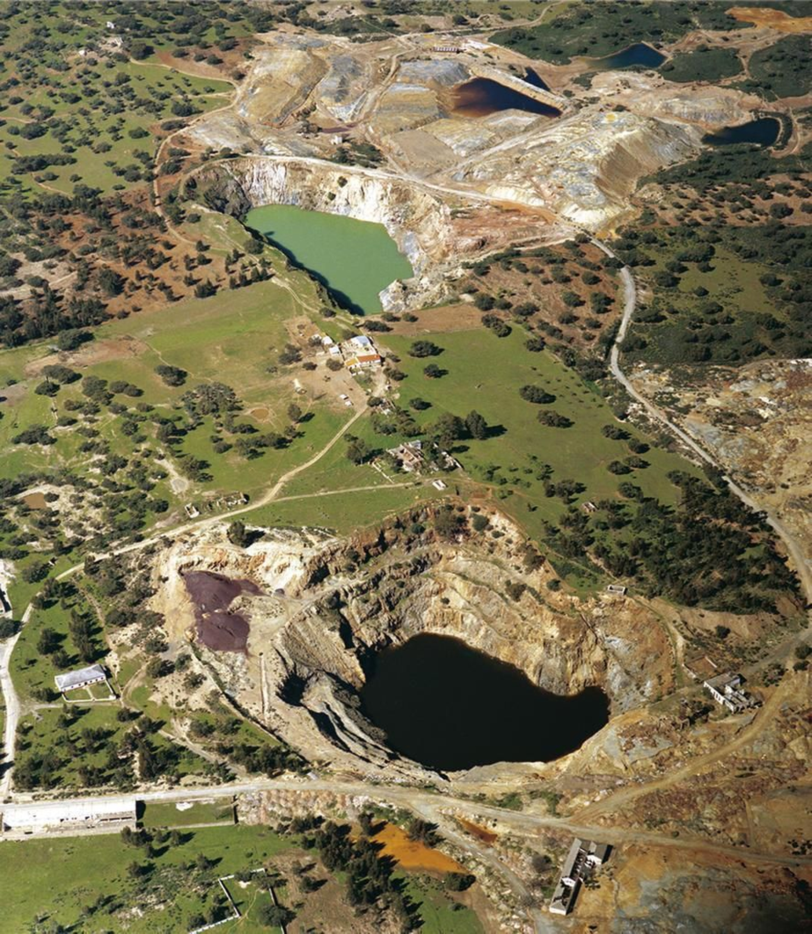 Vista aérea de las Cortas. Abajo, plaza e iglesia de Santa Bárbara de Las Herrerías.