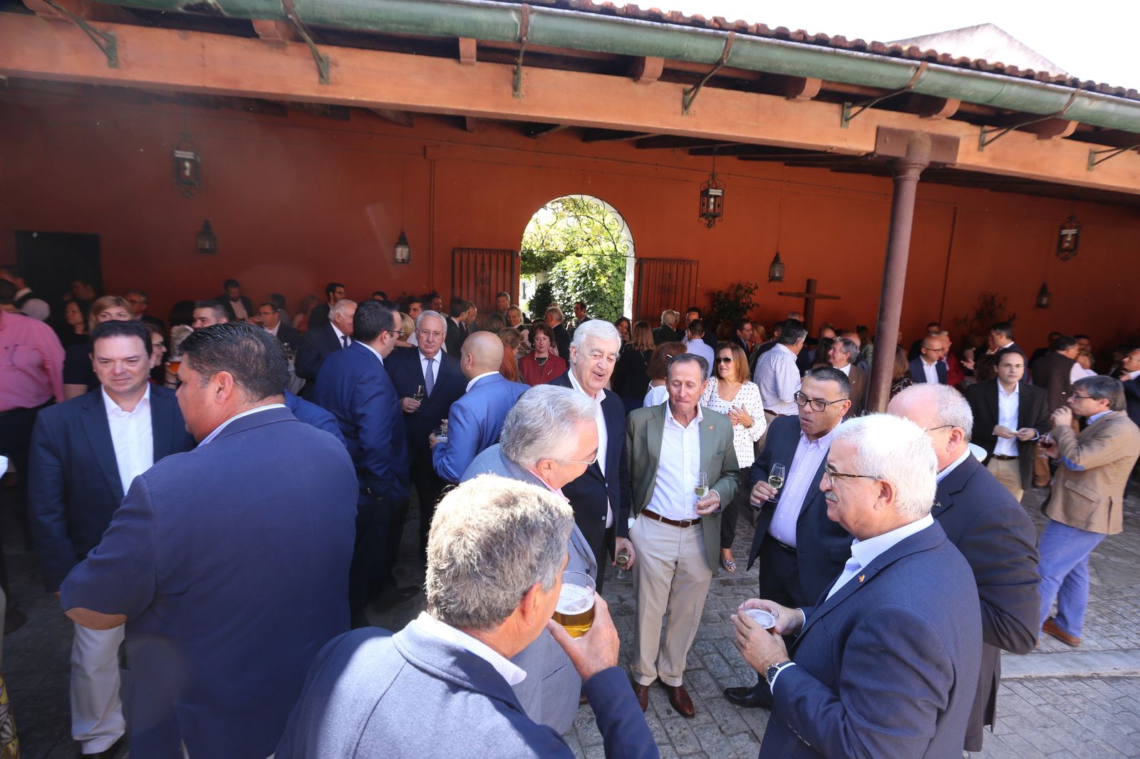 Primeros compases de la convivencia empresarial celebrada en Bodegas Vélez.