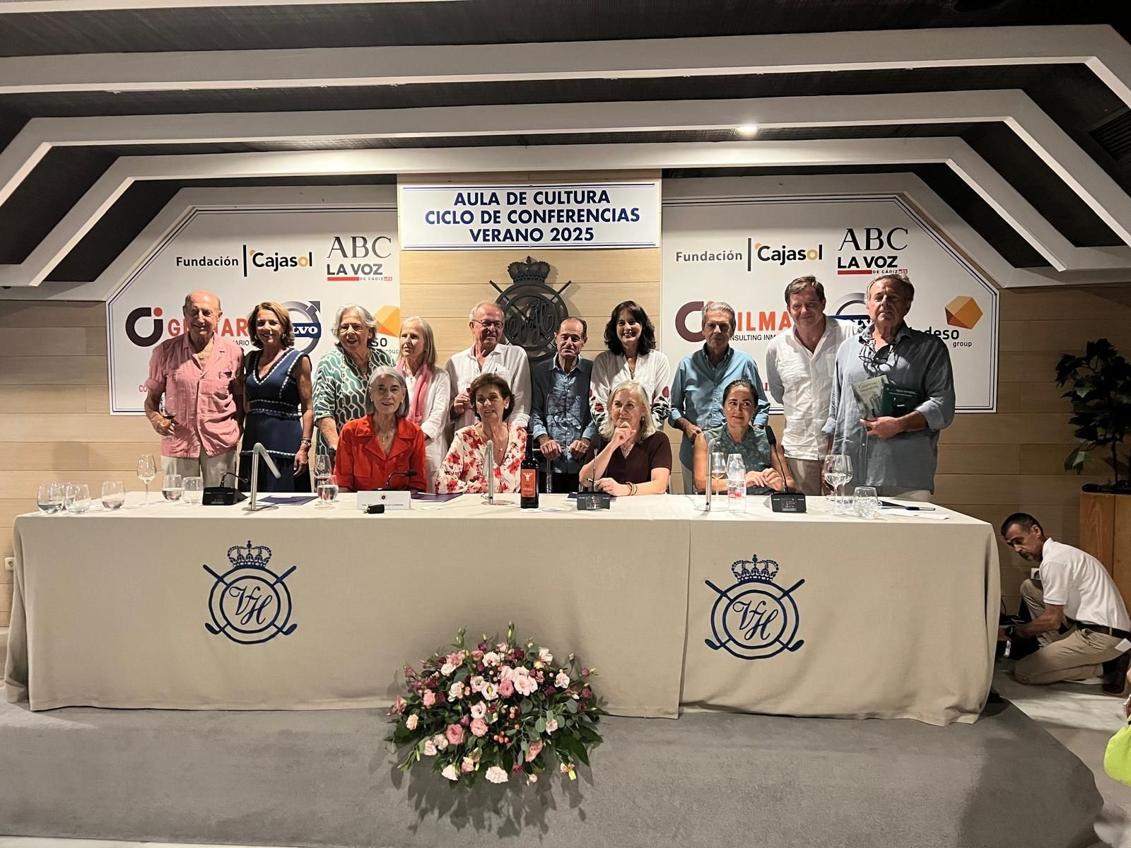 Los autores del libro 'Cuarto de muestras. Quince autores alrededor del jerez’ durante la preentación en el Club Vistahermosa