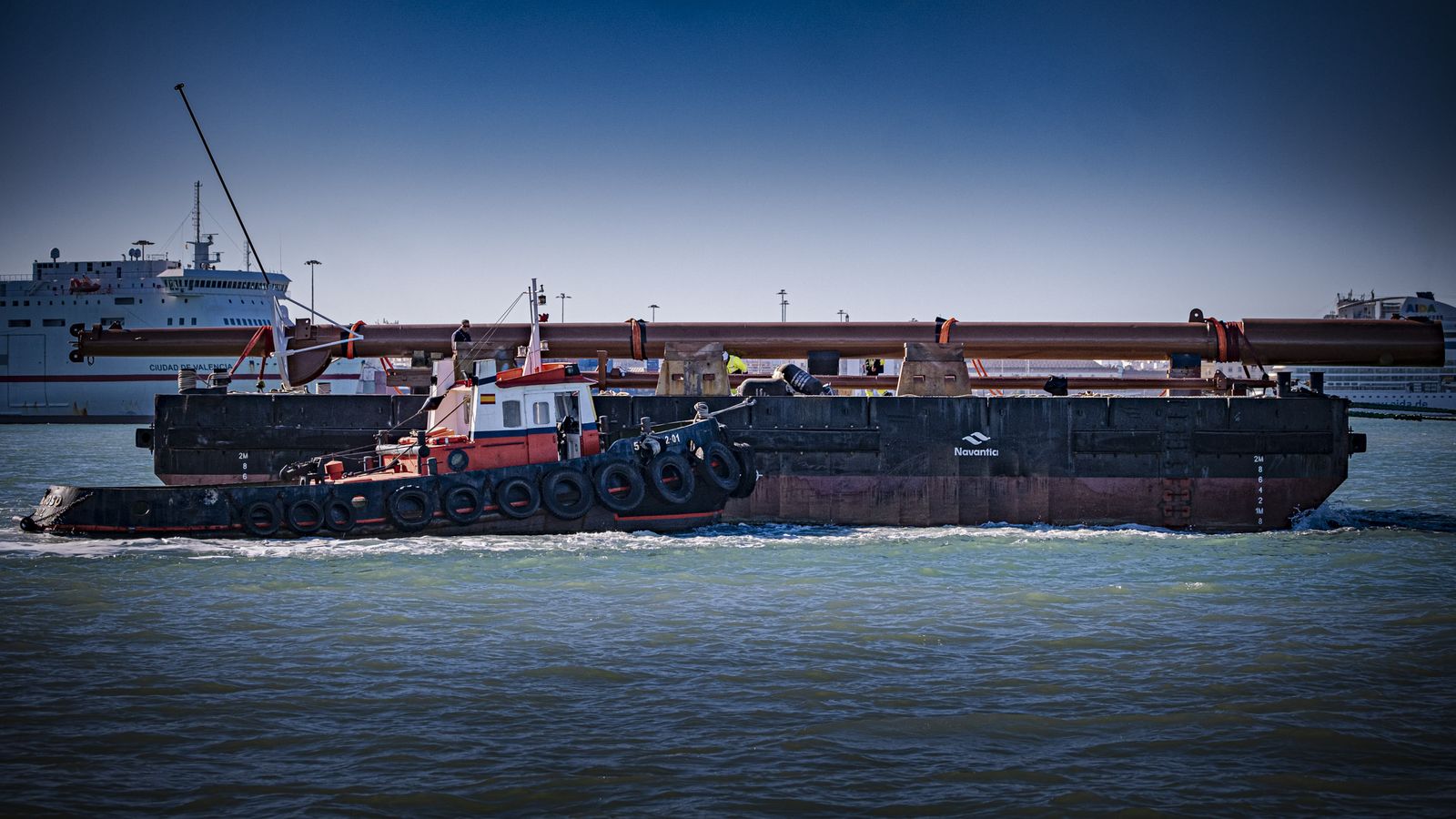 Las imágenes del  traslado por mar del mástil del buque escuela Juan Sebastian Elcano a la Punta de San Felipe