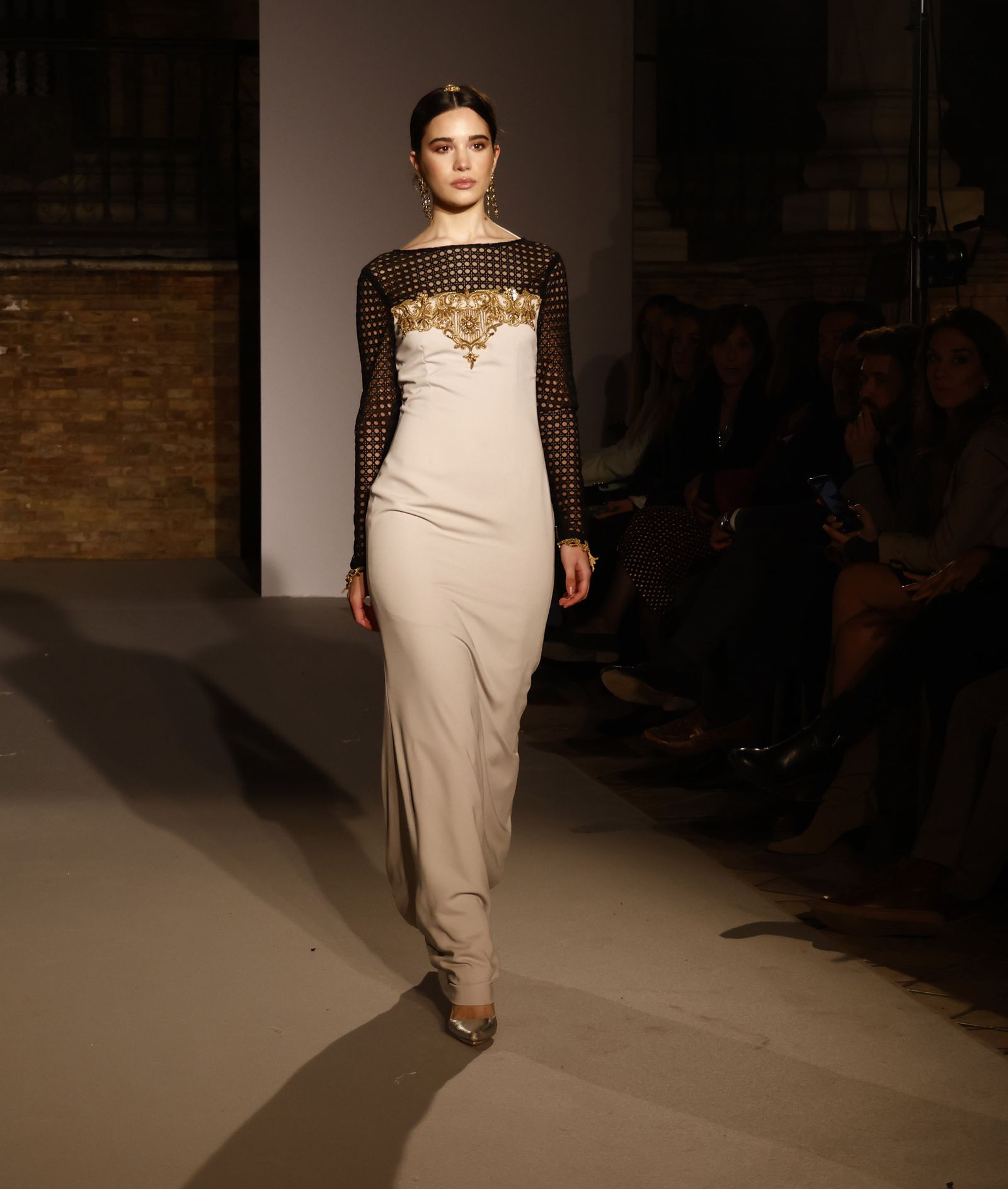 Las tendencias en vestidos de novia e invitada de la pasarela SIQ, en fotos