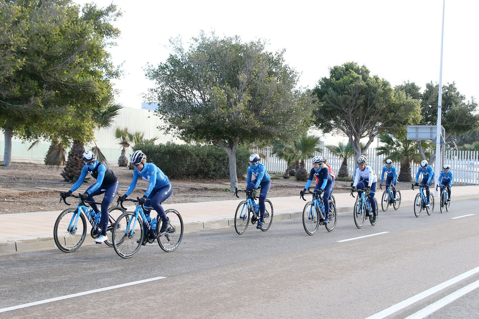 Fotogalería del entrenamiento del Movistar Team en Almería