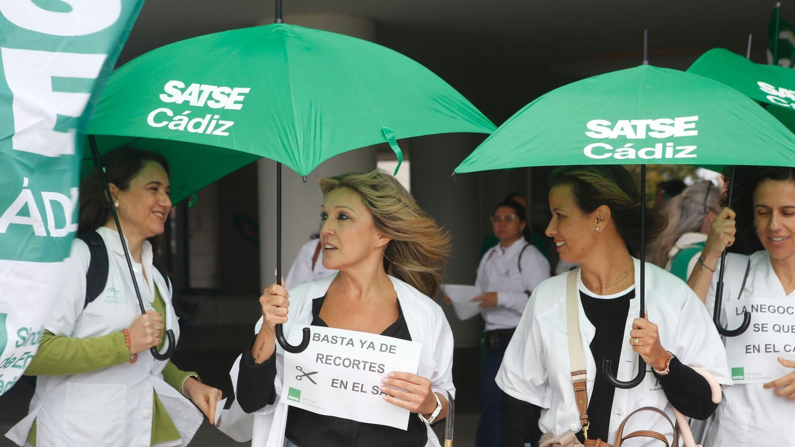 Sindicatos y personal sanitario salen a la calle en La Línea, este miércoles.