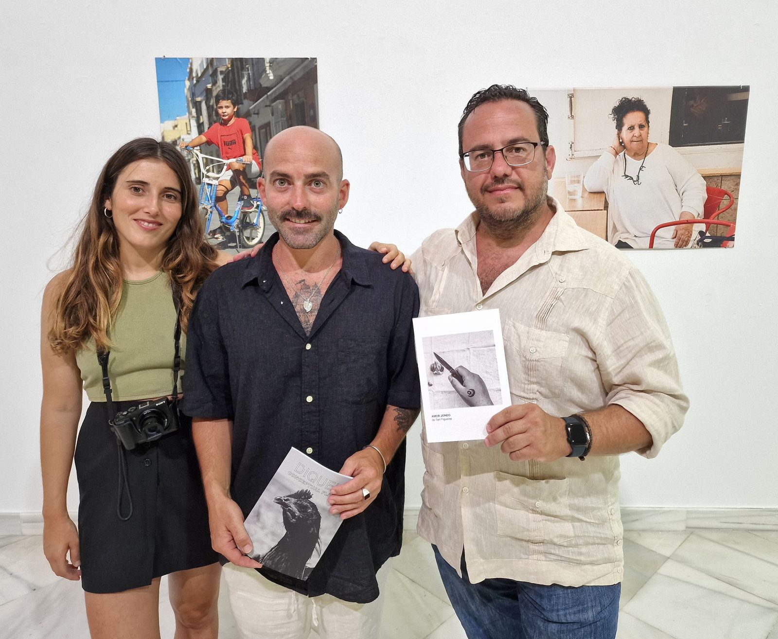 El fotógrafo Cayetano Figueras (en el centro), junto al concejal Enrique Iglesias y la comisaria de la exposición, Celia Moro.