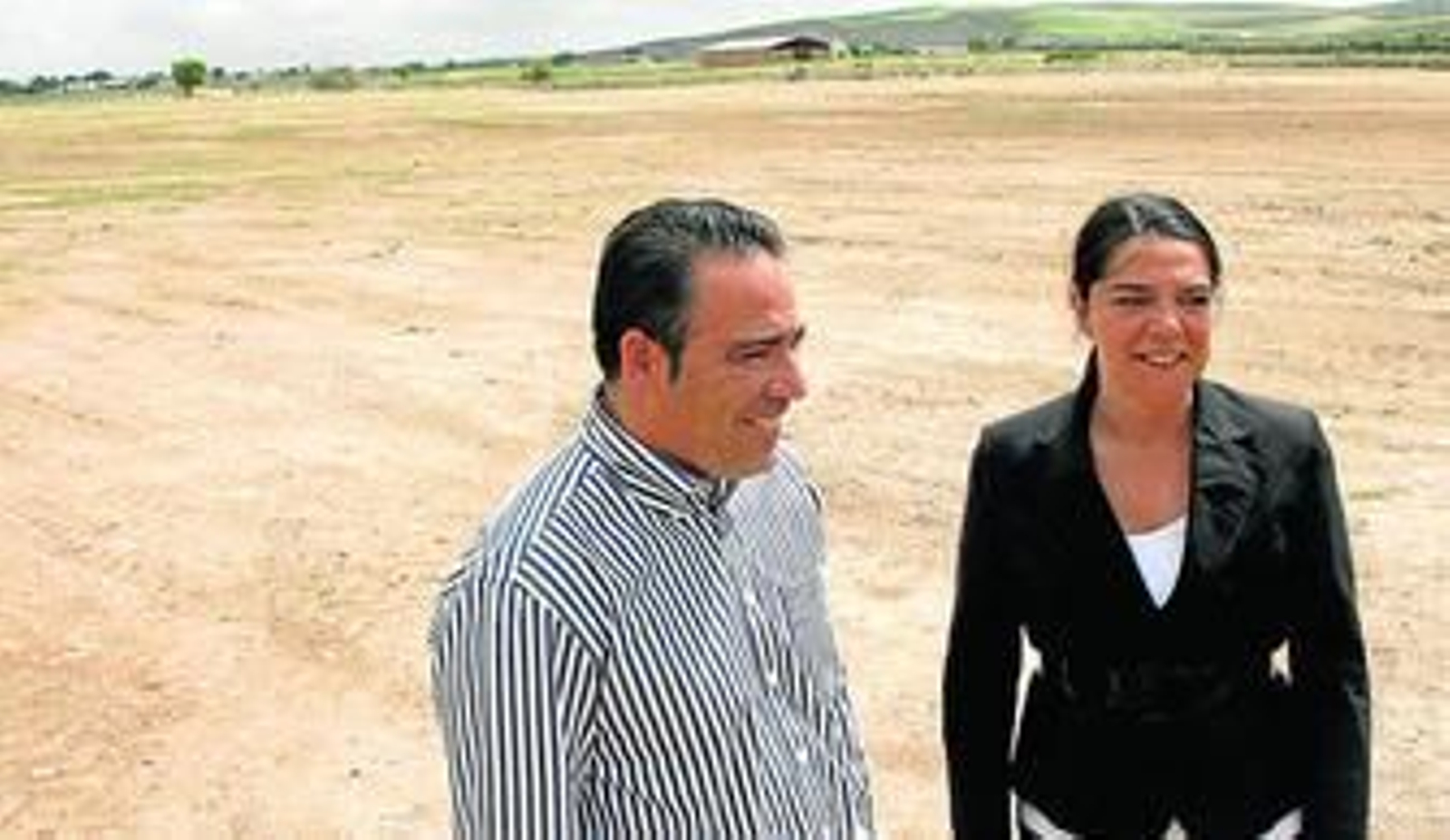 Antonio Barea y Rosa Candelario, ayer en los terrenos habilitados como parking al otro lado de la autovía.