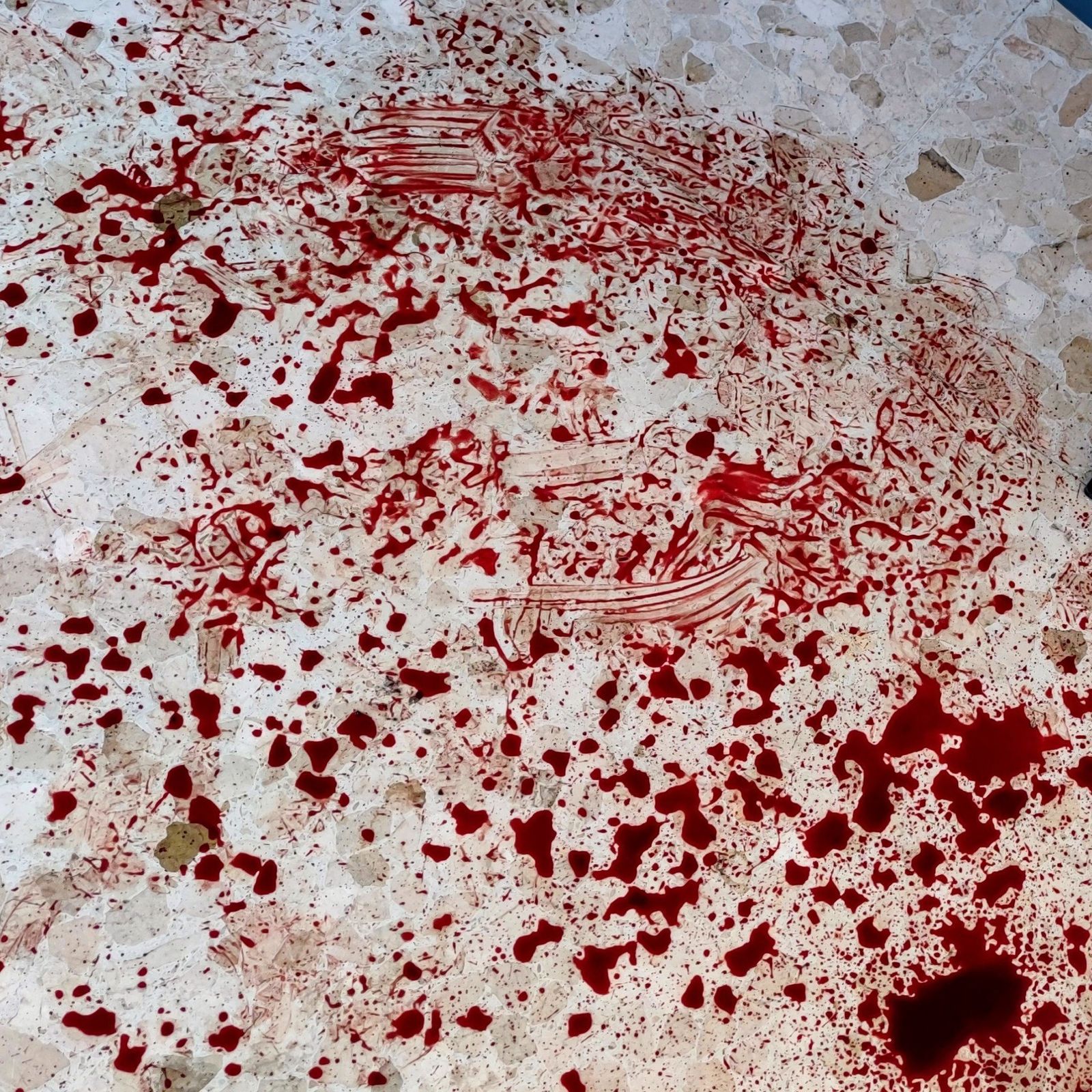 Estado en el que quedó el suelo de la Jefatura de la Policía Local de Chipiona tras el suceso.