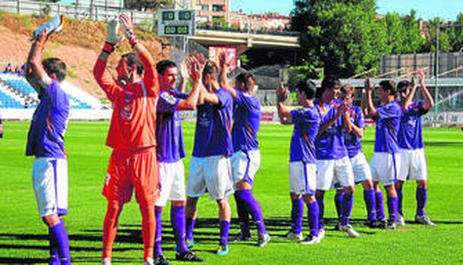 Los jugadores del Guadalajara saludan a sus aficionados antes del partido de la pasada jornada, contra Las Palmas.