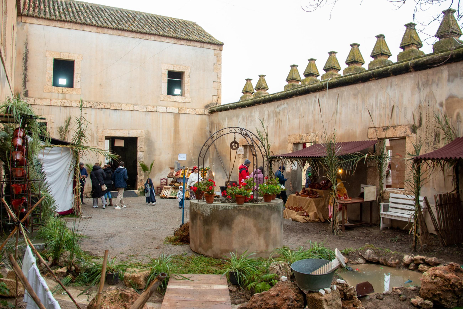 En uno de los patios han instalado desde un puesto de alfarería, una frutería o un puesto de pescado