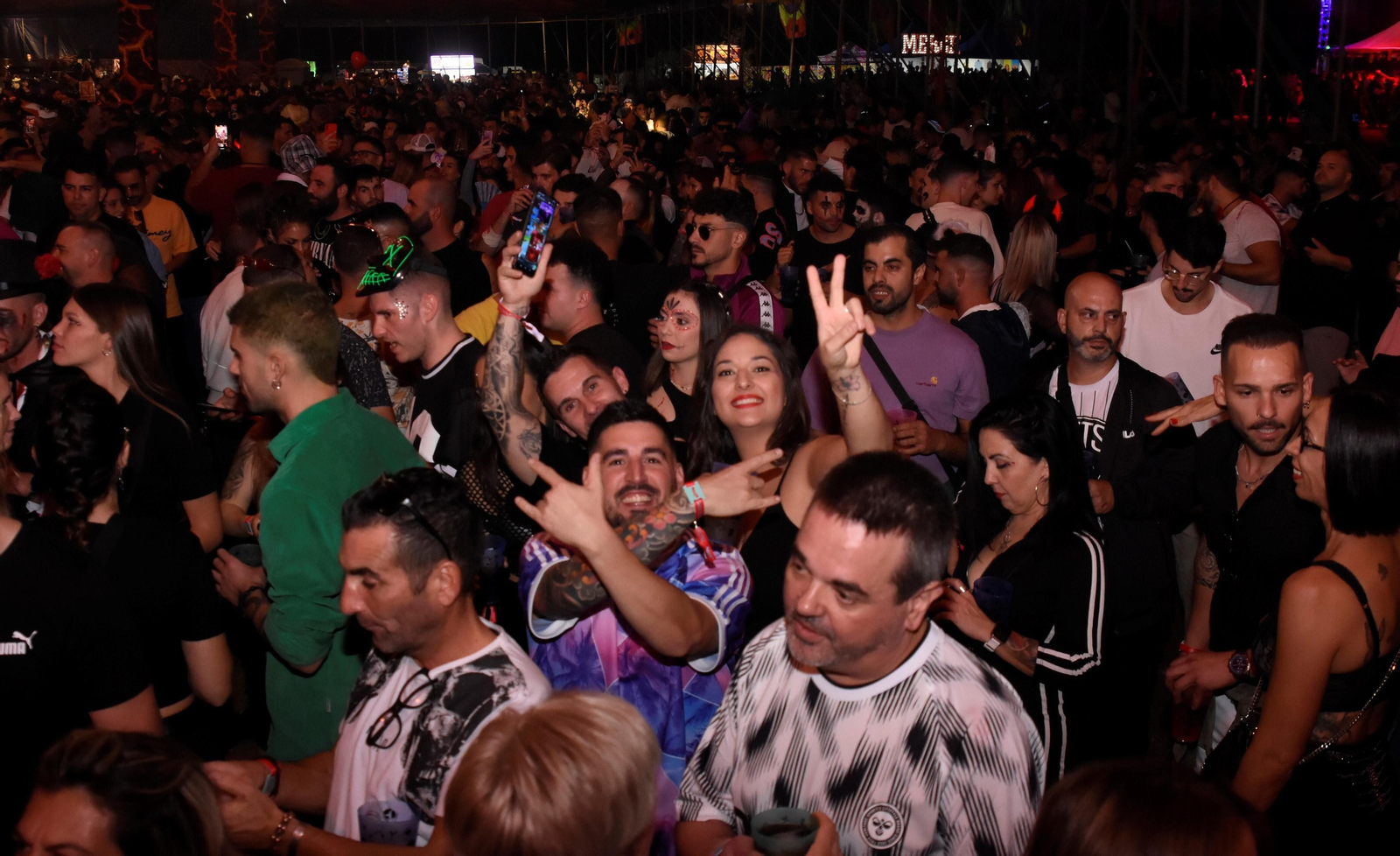 El festival Elrow reúne en Córdoba a miles de personas, en imágenes