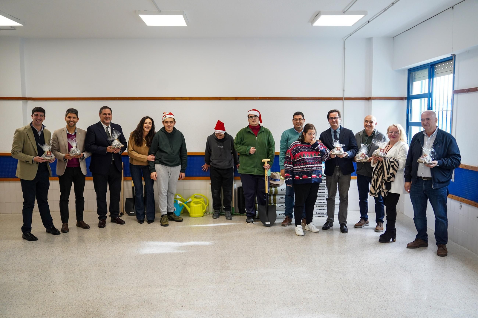 El CEEE Luz de Poniente de Las Norias recibe una donación de material para mejorar la formación de sus alumnos de manos de Campoejido