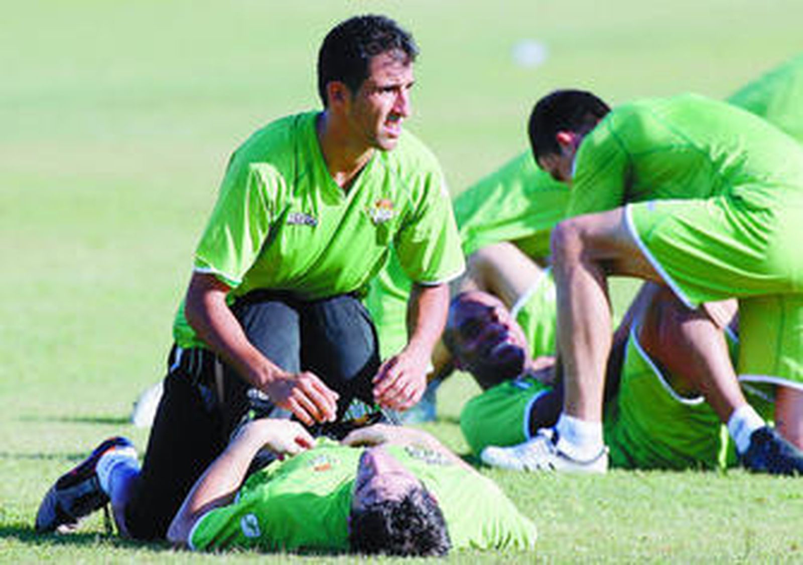 Ricardo ayuda a un compañero a realizar ejercicios físicos.